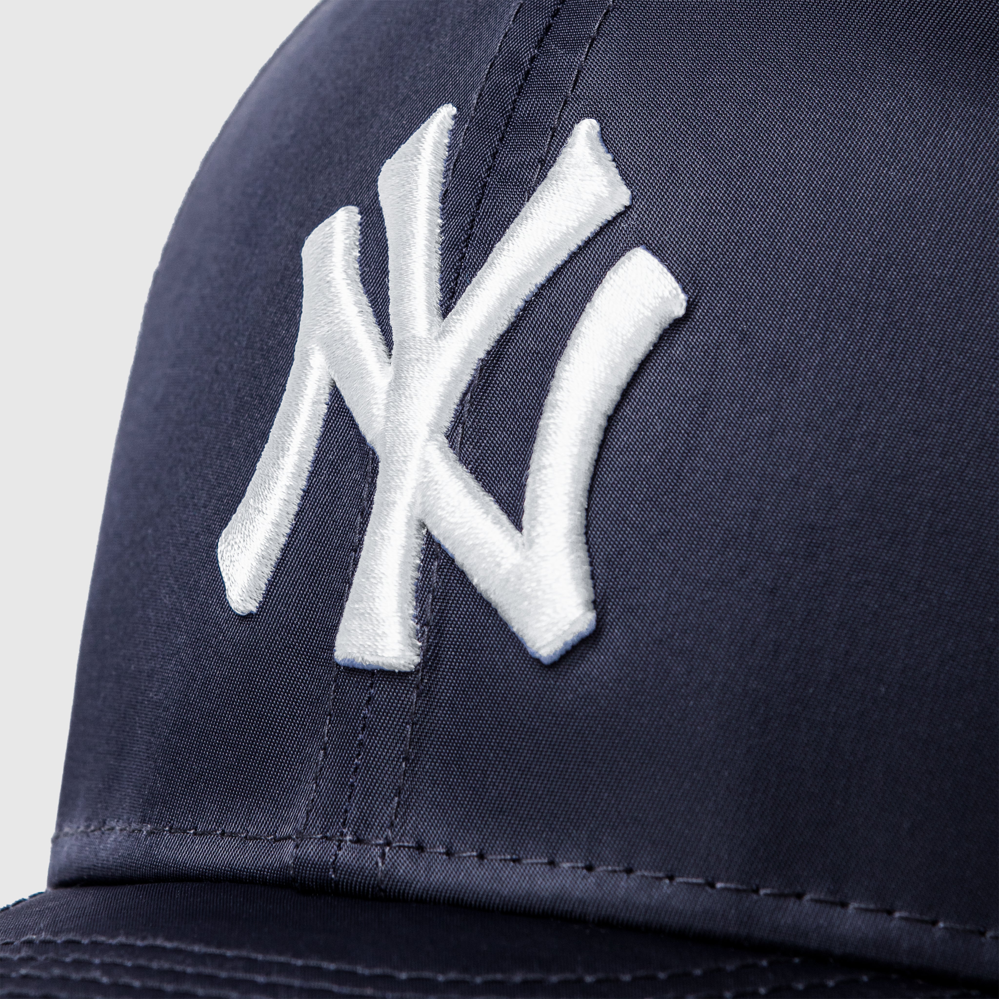 New York Yankees 59FIFTY Fitted Cap by New Era - Official MLB Baseball Hat for Men - Perfect for Games, Streetwear & Fan Collections
