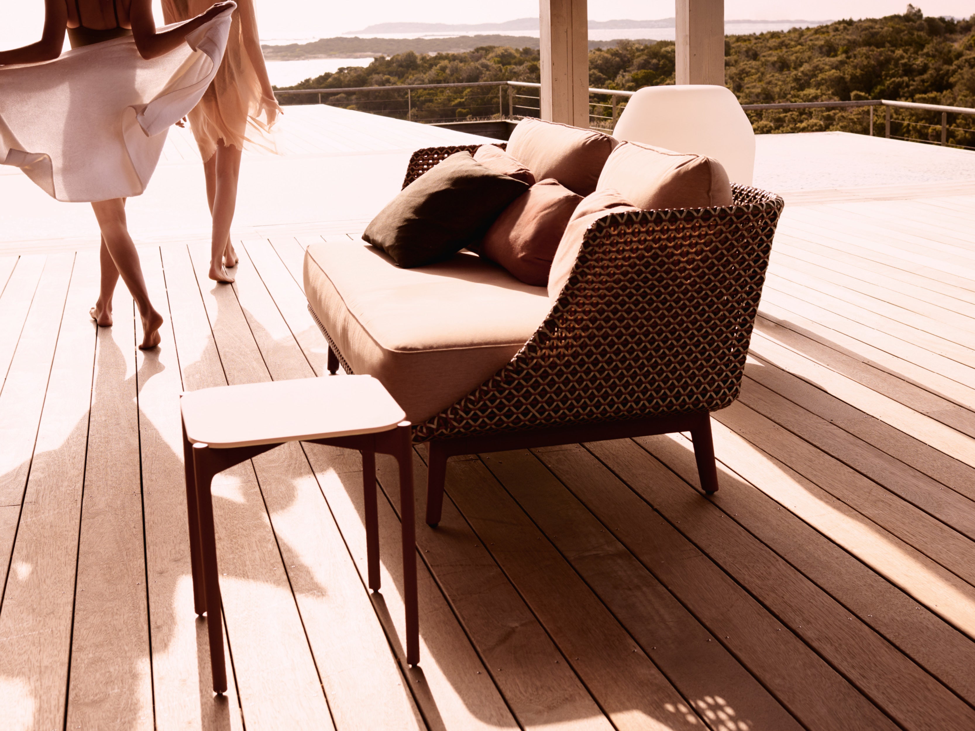 Izon Table - Modern & Stylish Dining Table for Home & Office - Perfect for Family Meals, Work, and Entertaining Guests