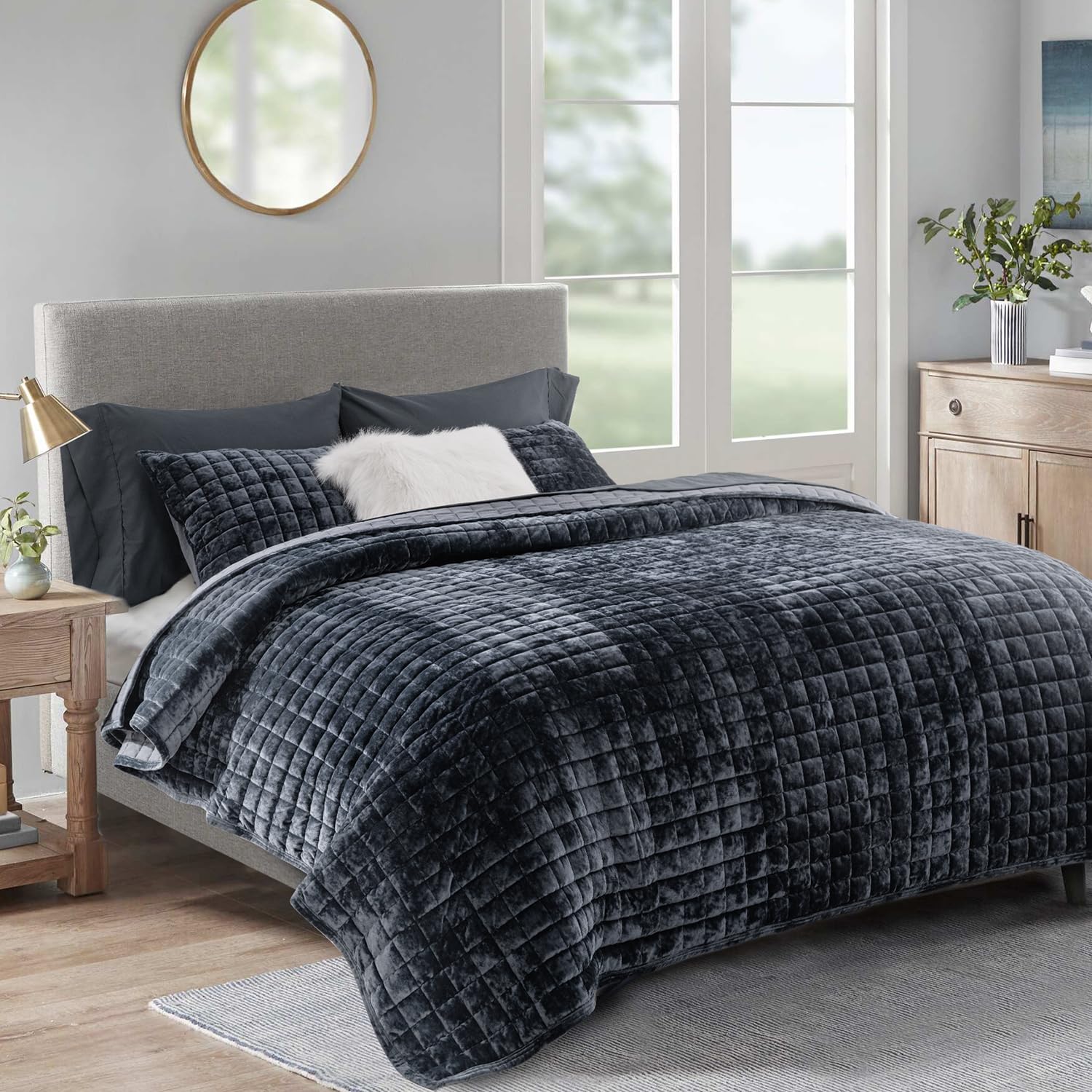 RECYCO Luxury Velvet Quilt Set King Size - Ultra Soft Velvet Comforter Set with 2 Shams | Lightweight Channel Box Stitch Oversized Bedspread Coverlet for All Seasons | Perfect for Master Bedroom, Guest Room & Cozy Winter Nights (Black)