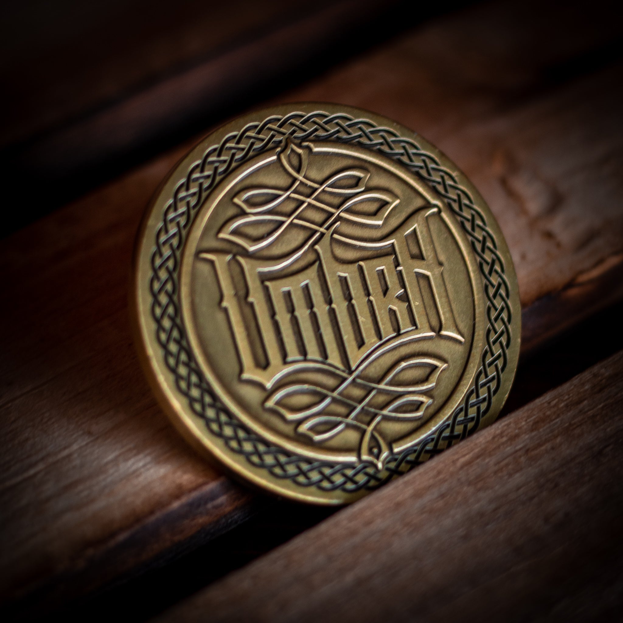 Umbra Dealer Coin - Premium Metal Poker Chip Set for Casino Night, Poker Games, and Collectors - 11.5g Weighted Chips with Aluminum Case - Perfect for Home Game Nights, Poker Tournaments, and Gift Giving