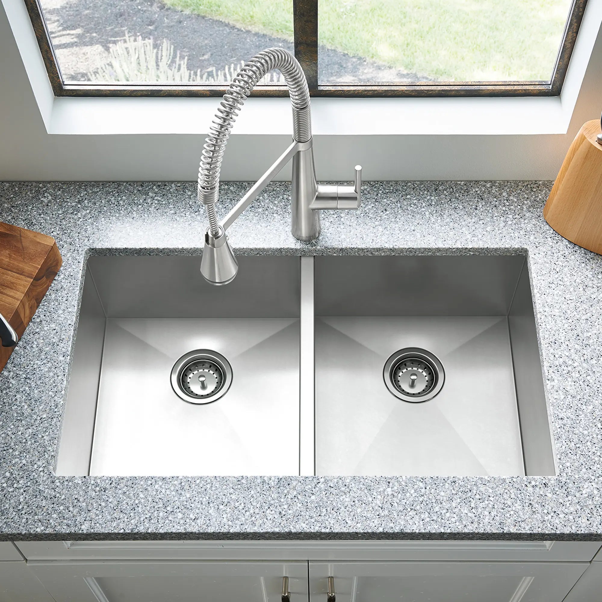 Edgewater® Single Handle Semi Pro Multi Spray Kitchen Faucet - 1.5 GPM/5.7 LPM - High Arc Pull Down Sprayer for Modern Kitchens, Dishwashing & Food Prep