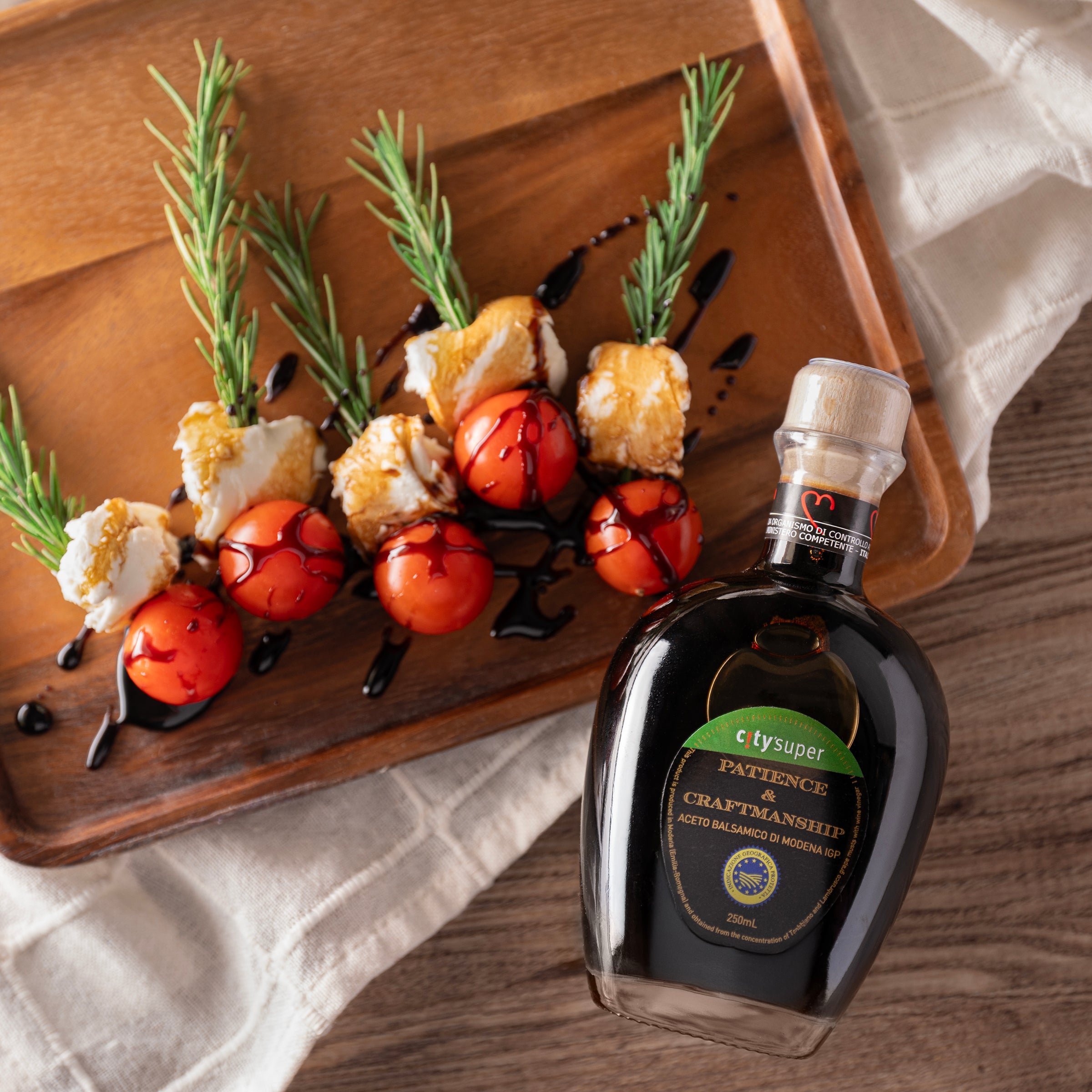 Premium Gold Balsamic Vinegar of Modena PGI (250mL) - Aged Italian Gourmet Vinegar for Salads, Cheese, Desserts & Cooking