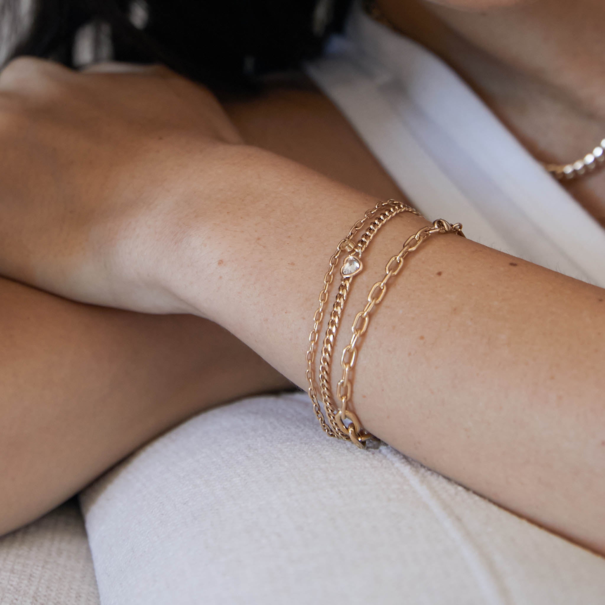 14K Gold Floating Heart Shaped Diamond Small Curb Chain Bracelet for Women - Elegant Jewelry Gift for Valentine's Day, Anniversary & Special Occasions