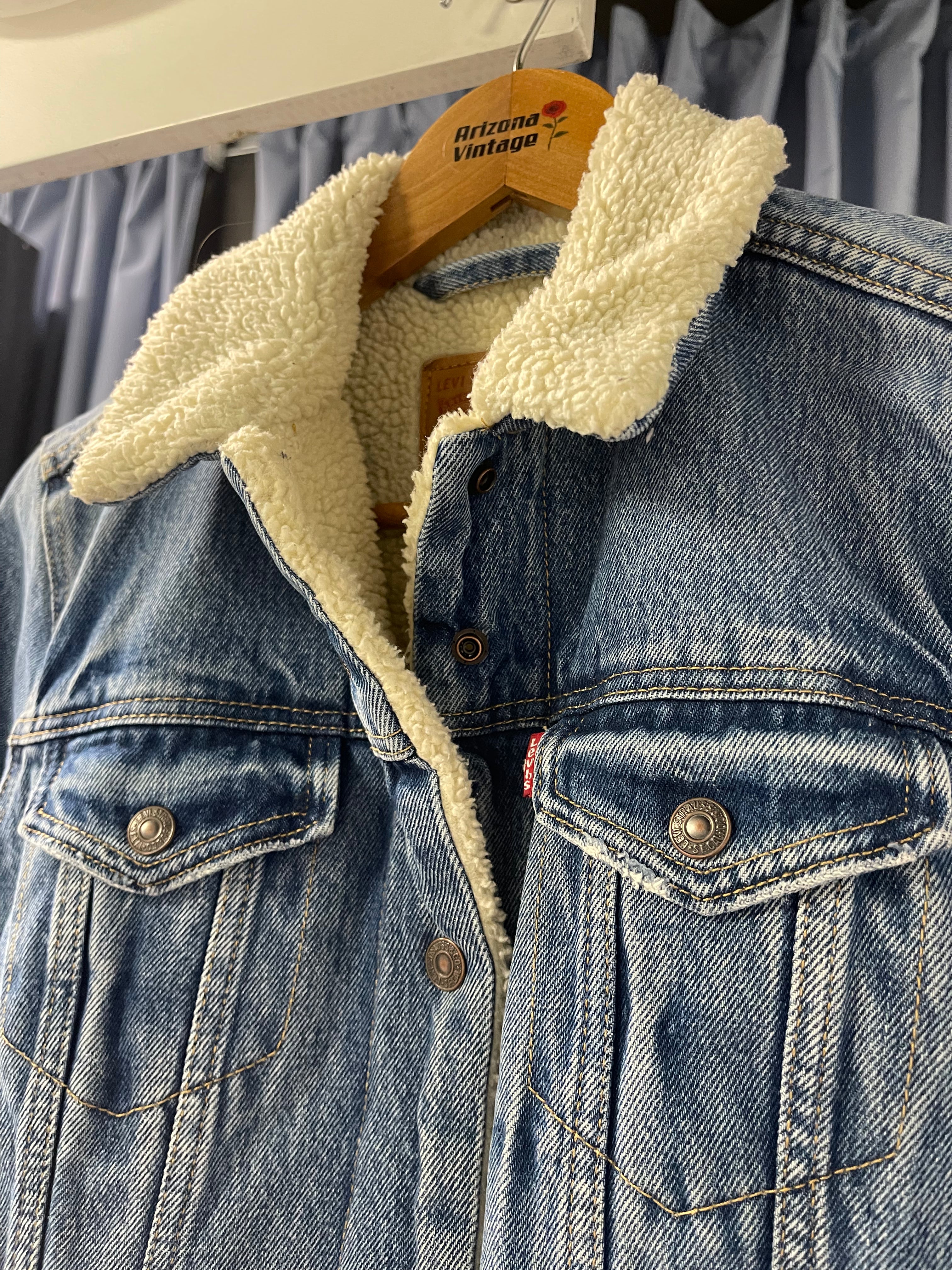 Levi's Women's Classic Fit Denim Jacket - Vintage Blue Washed Cotton Jean Jacket for Casual Outfits & Layering