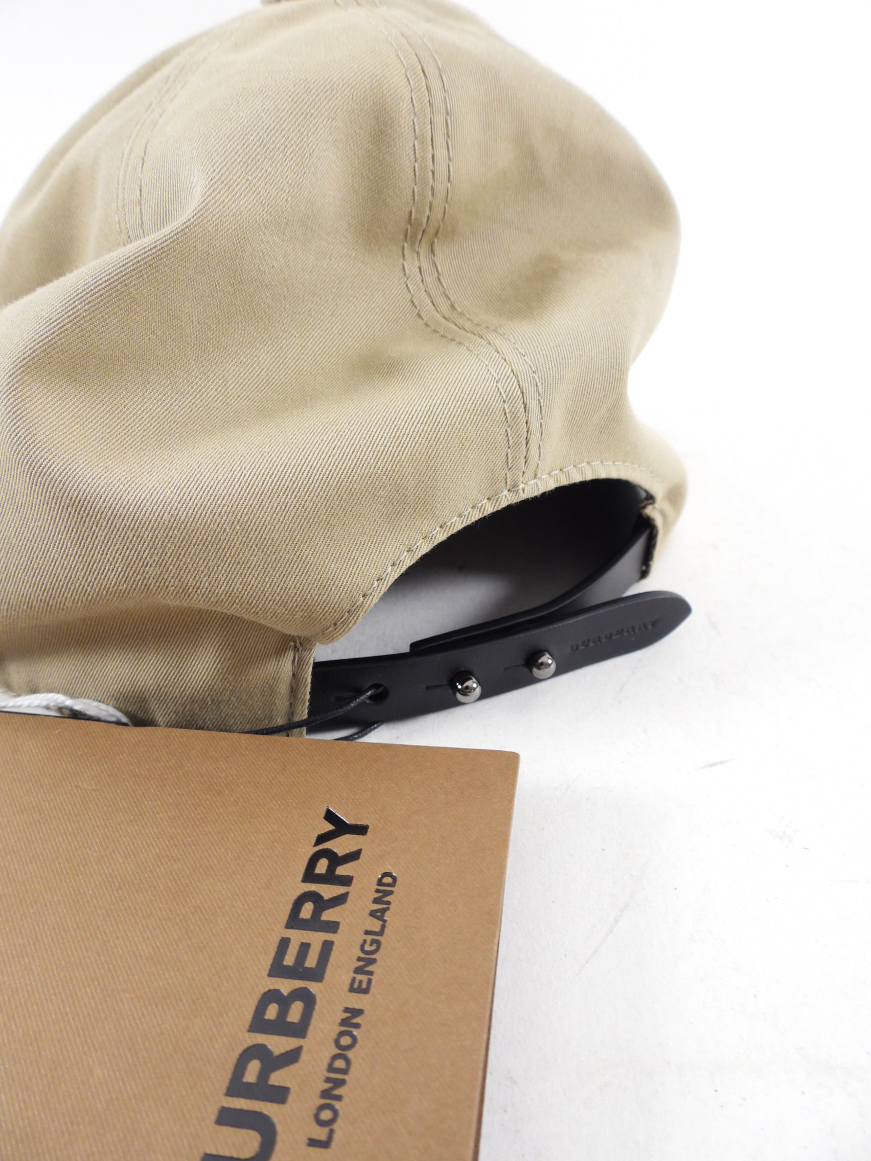 Burberry Cotton Check Hat with Clear PVC Visor - Stylish Unisex Fashion Accessory for Outdoor Activities, Travel & Streetwear