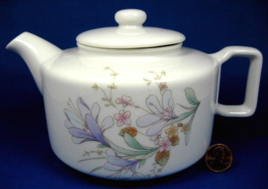 Floral Porcelain Teapot with Wild Flowers Design - Japanese Style for Tea Brewing | Perfect for Afternoon Tea, Gifts & Home Decor