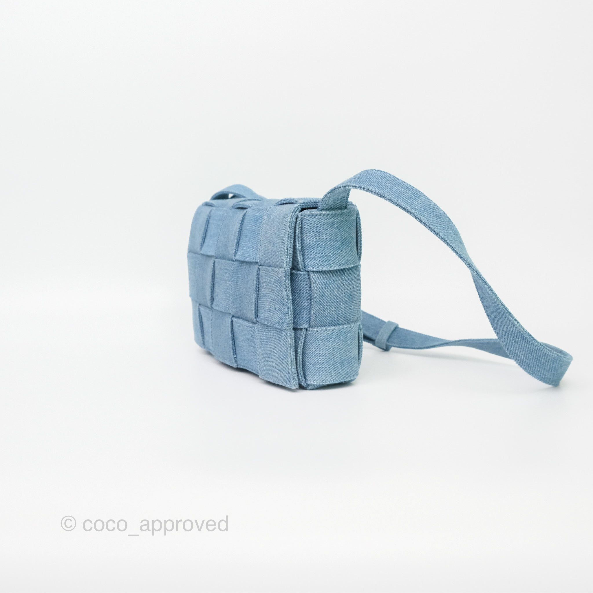 Bottega Veneta Cassette Shoulder Bag in Intrecciato Denim - Stylish Crossbody Purse for Women, Perfect for Everyday Use, Work & Travel
