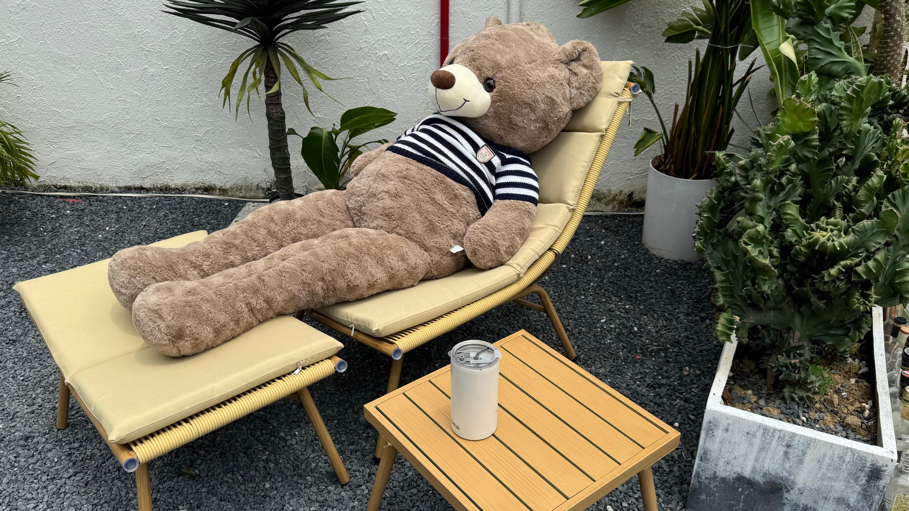 Wooden Chaise Lounge Chair with Side Table - Indoor & Outdoor Alloy Frame Recliner (380lbs Capacity) - Perfect for Camping, Gaming, Lunch Breaks, Garden Parties & Sunbathing