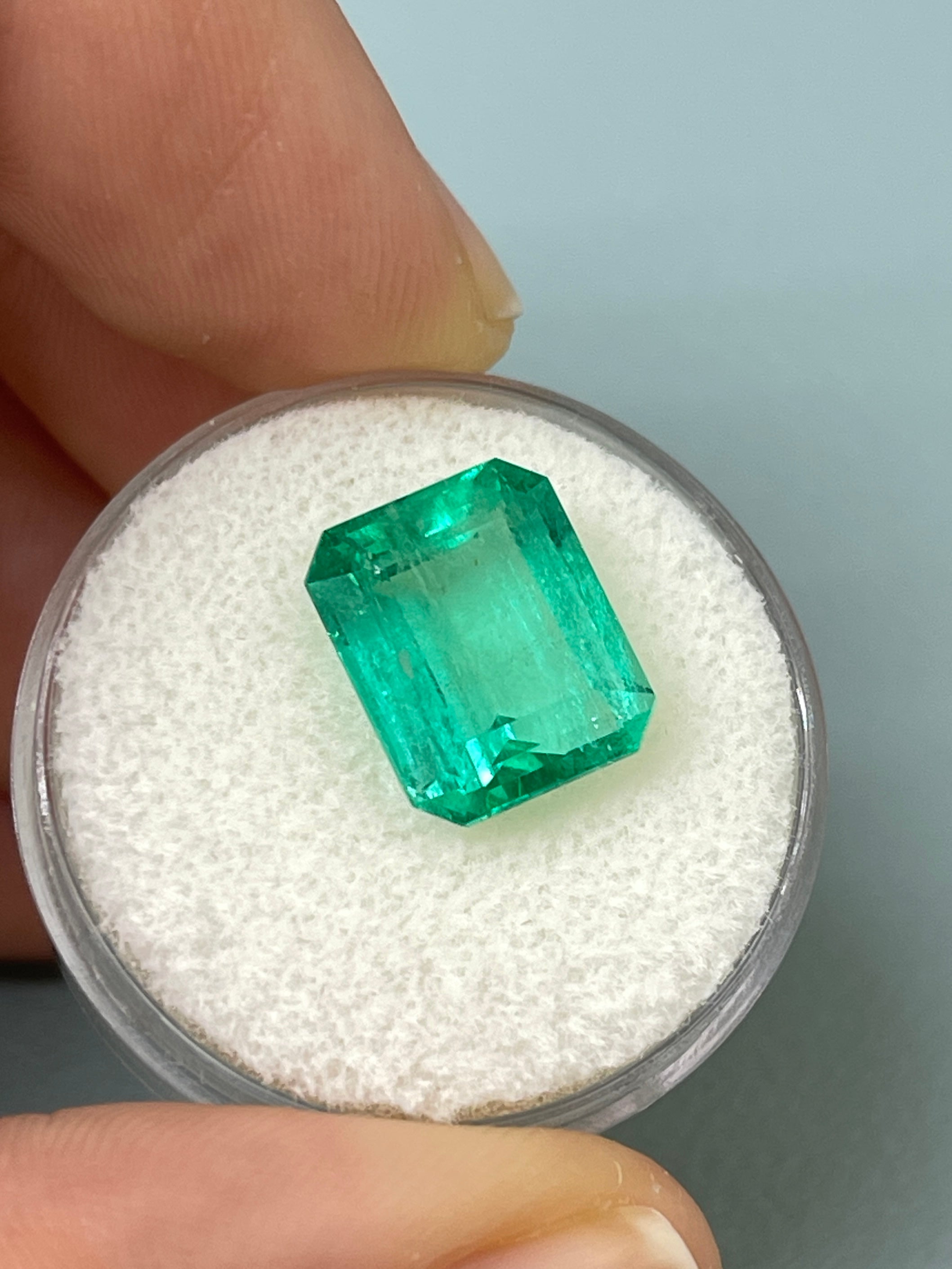 5.50 Carat 11.8mm x 9.7mm Medium Green Natural Loose Colombian Emerald - Classic Emerald Cut Gemstone for Jewelry Making, Engagement Rings & Luxury Gifts