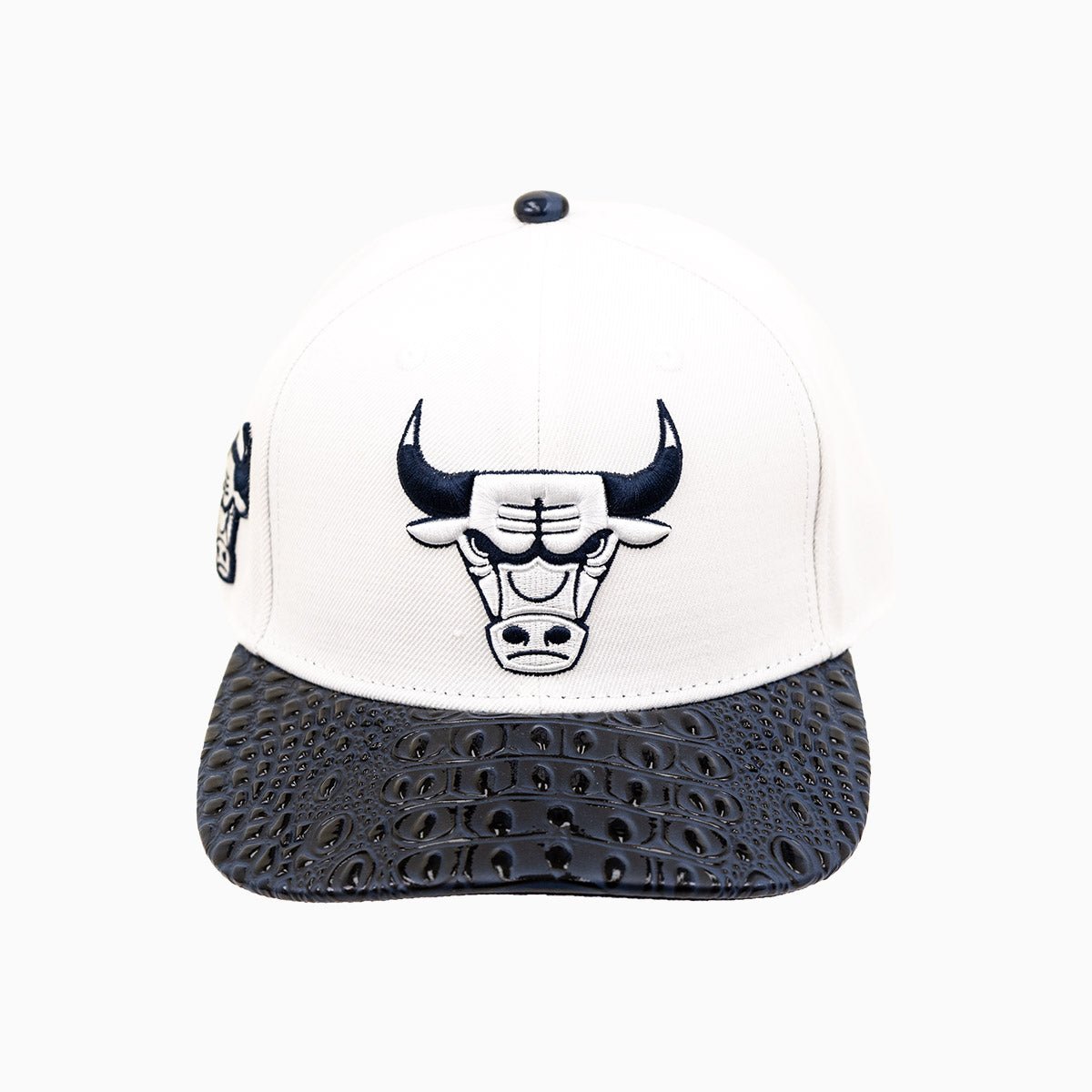 Chicago Bulls NBA Official Leather Visor Wool Snapback Hat - Vintage Basketball Cap for Men & Women - Perfect for Games, Streetwear & Sports Fans