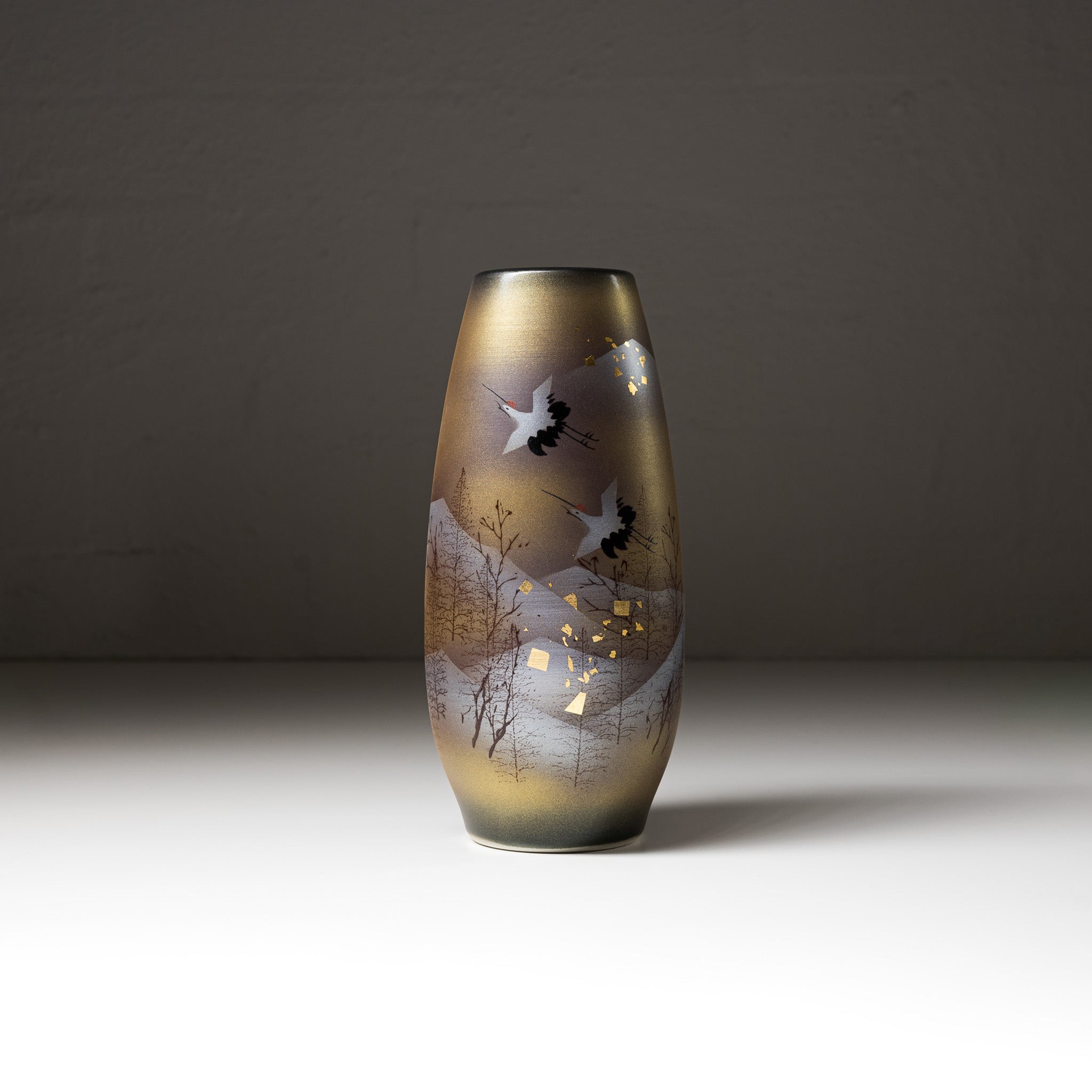 Kutani Ware Vase with Golden Crane Design - Japanese Handcrafted Ceramic Flower Vase for Home Decor, Wedding Gift & Luxury Interior Design
