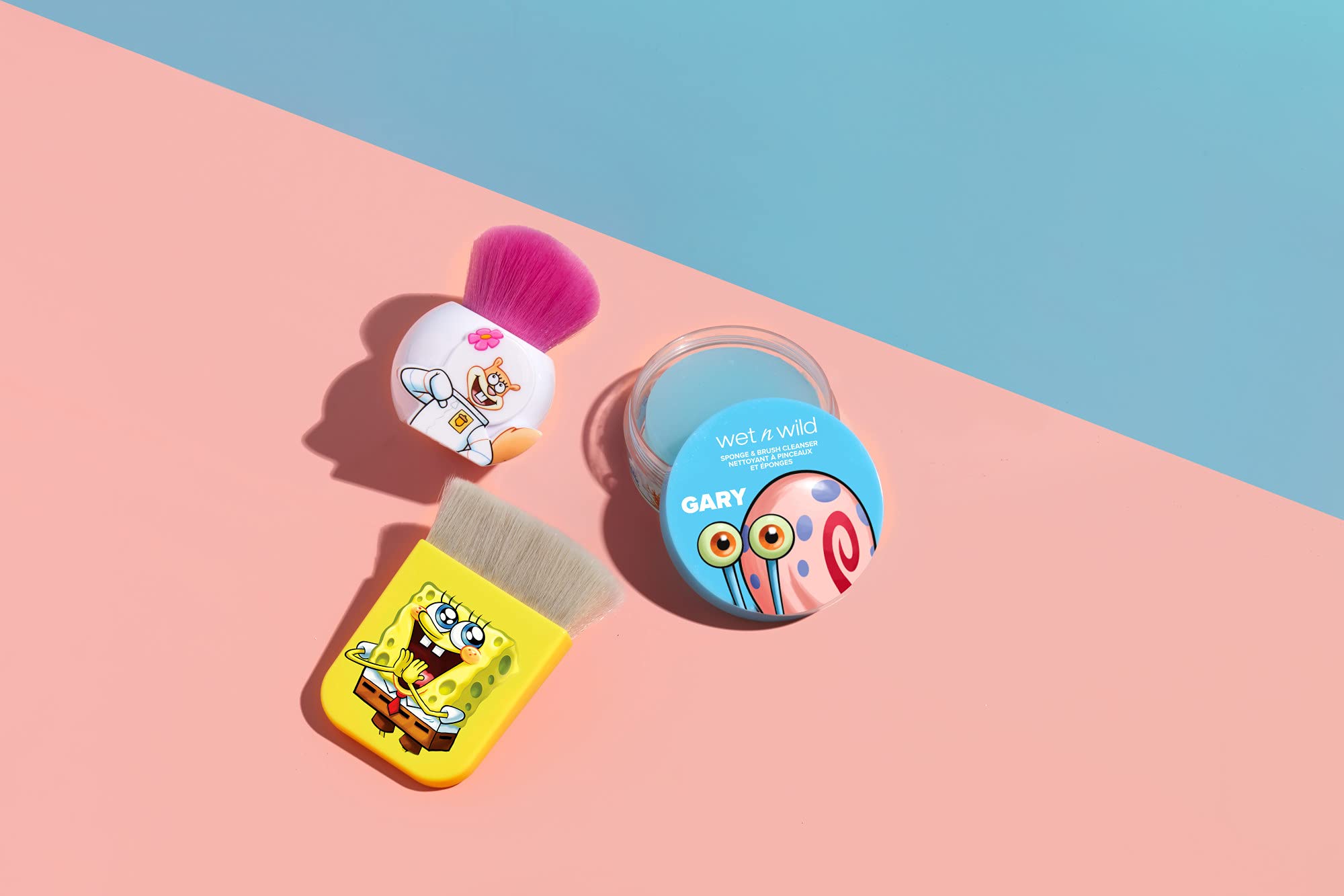 Wet n Wild SpongeBob Squarepants Kabuki Brush #1114237 - Soft Round Foundation & Cheek Makeup Brush for Blending & Contouring | Perfect for Everyday Makeup & Cosplay Looks