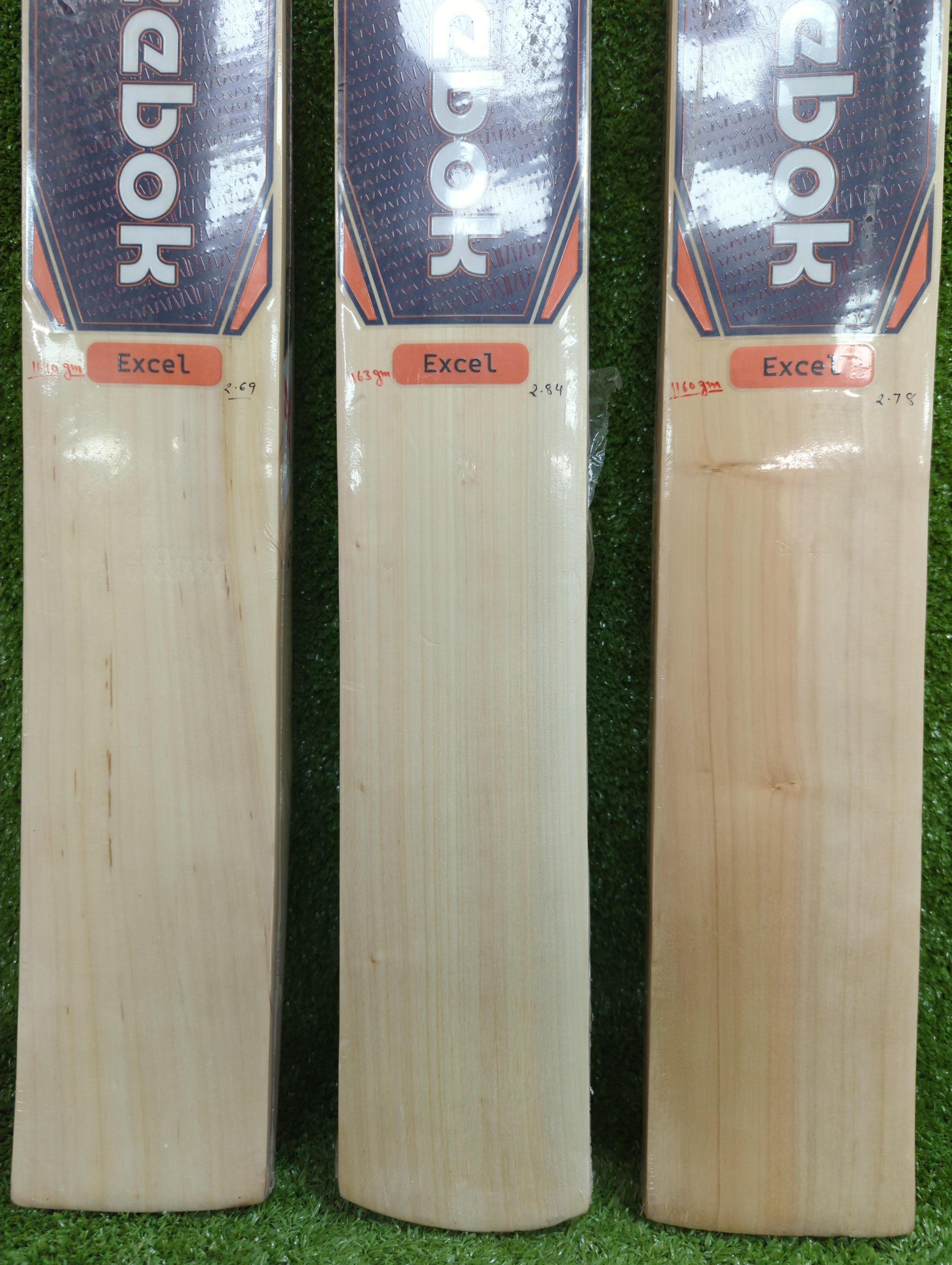 Reebok Excel Kashmir Willow Cricket Bat - Lightweight & Durable for Professional & Casual Play - Perfect for Matches, Practice & Backyard Games