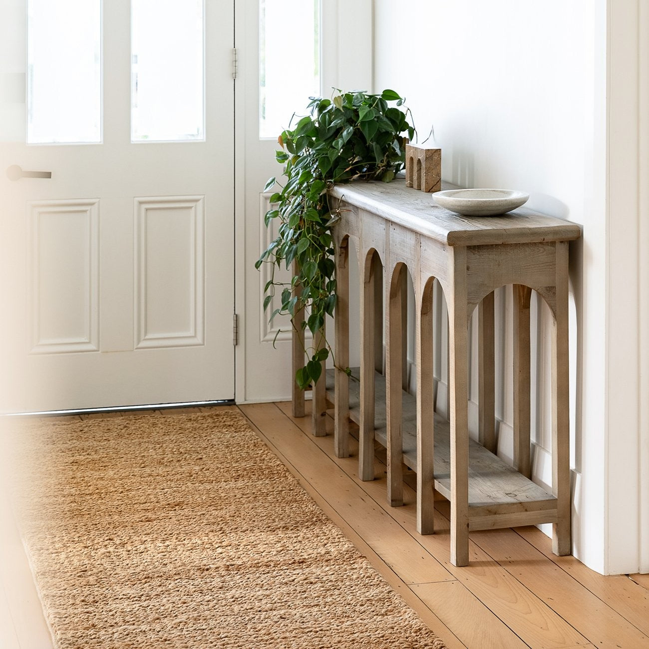 Modern Sandberg Console Table - Slim Entryway Sofa Table for Hallway, Living Room & Bedroom - Sturdy Wooden Hall Table with Storage Shelf - Perfect for Small Spaces & Home Decor