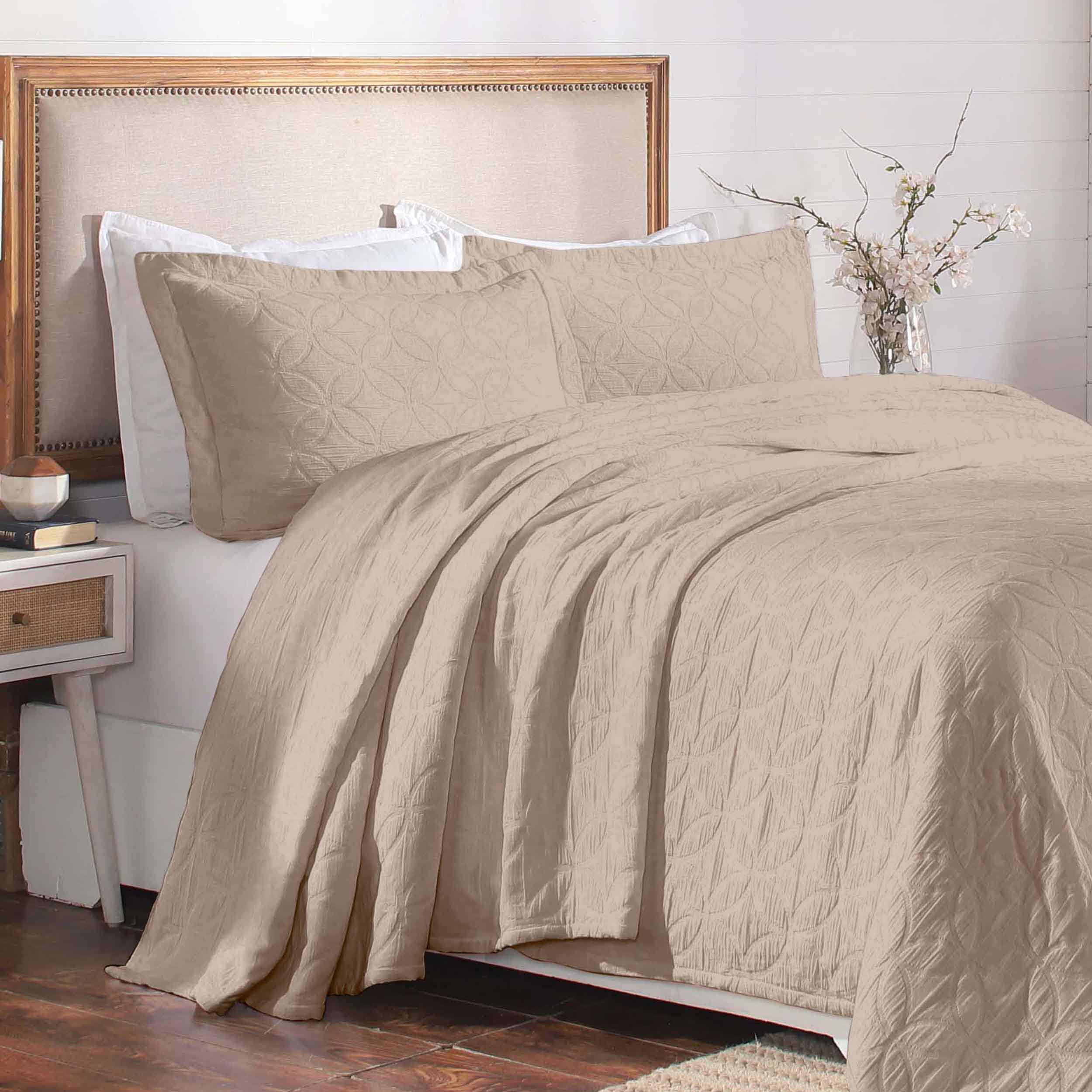 Serenity Cotton Matelasse Celtic Circle Airy Bedspread Set - Queen Size Lightweight Quilted Coverlet with All-Over Embroidery for Bedroom Decor, Guest Room & Cozy Home Styling