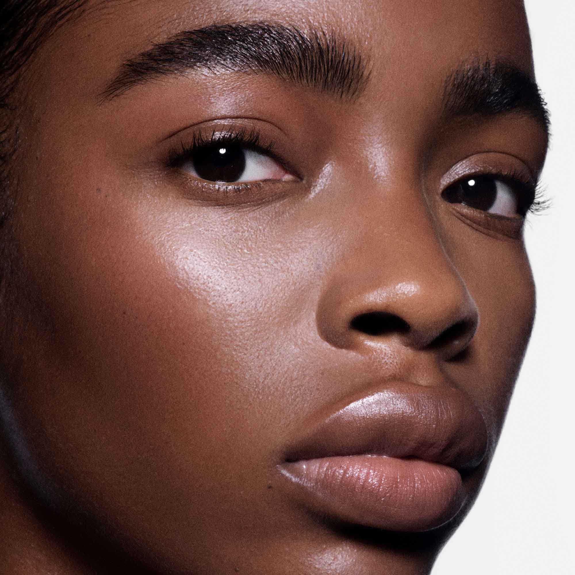 Victoria Beckham Beauty Feather Fix Brow Gel - Natural Looking Eyebrow Styler for Defined Brows - Perfect for Everyday Wear & Special Occasions
