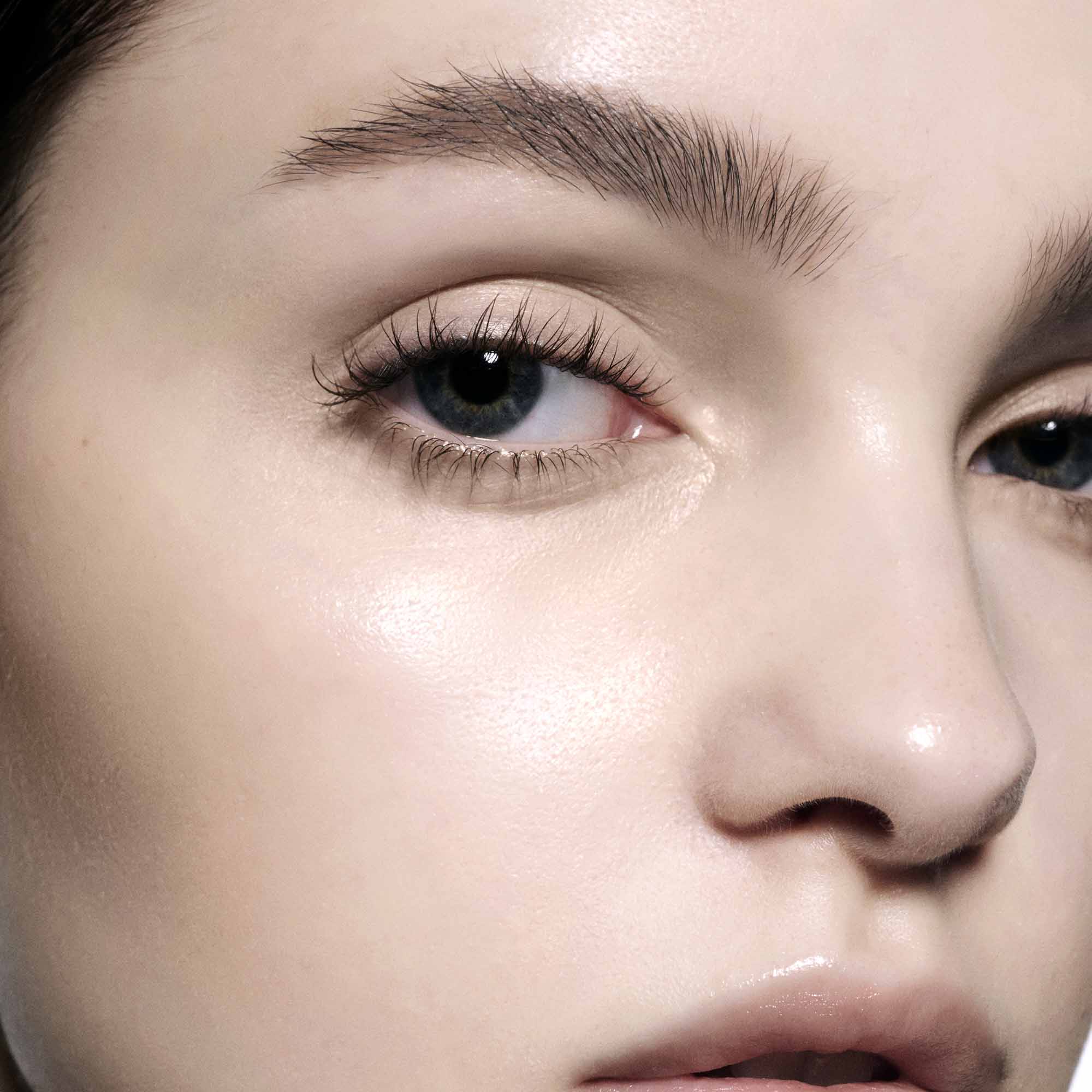 Victoria Beckham Beauty Feather Fix Brow Gel - Natural Looking Eyebrow Styler for Defined Brows - Perfect for Everyday Wear & Special Occasions