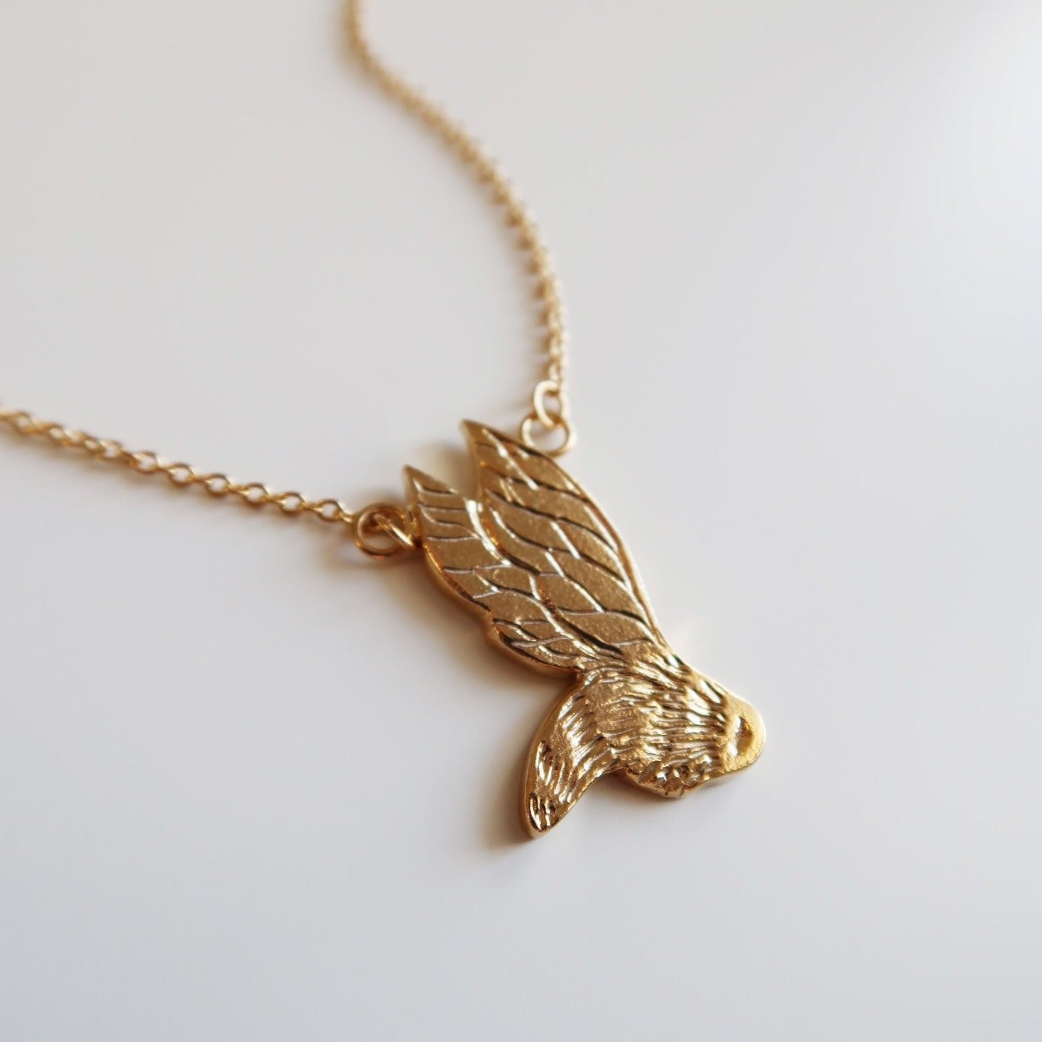 Flying Bee Necklace - Elegant Gold Bee Pendant Jewelry for Women - Perfect for Daily Wear, Gifts & Special Occasions