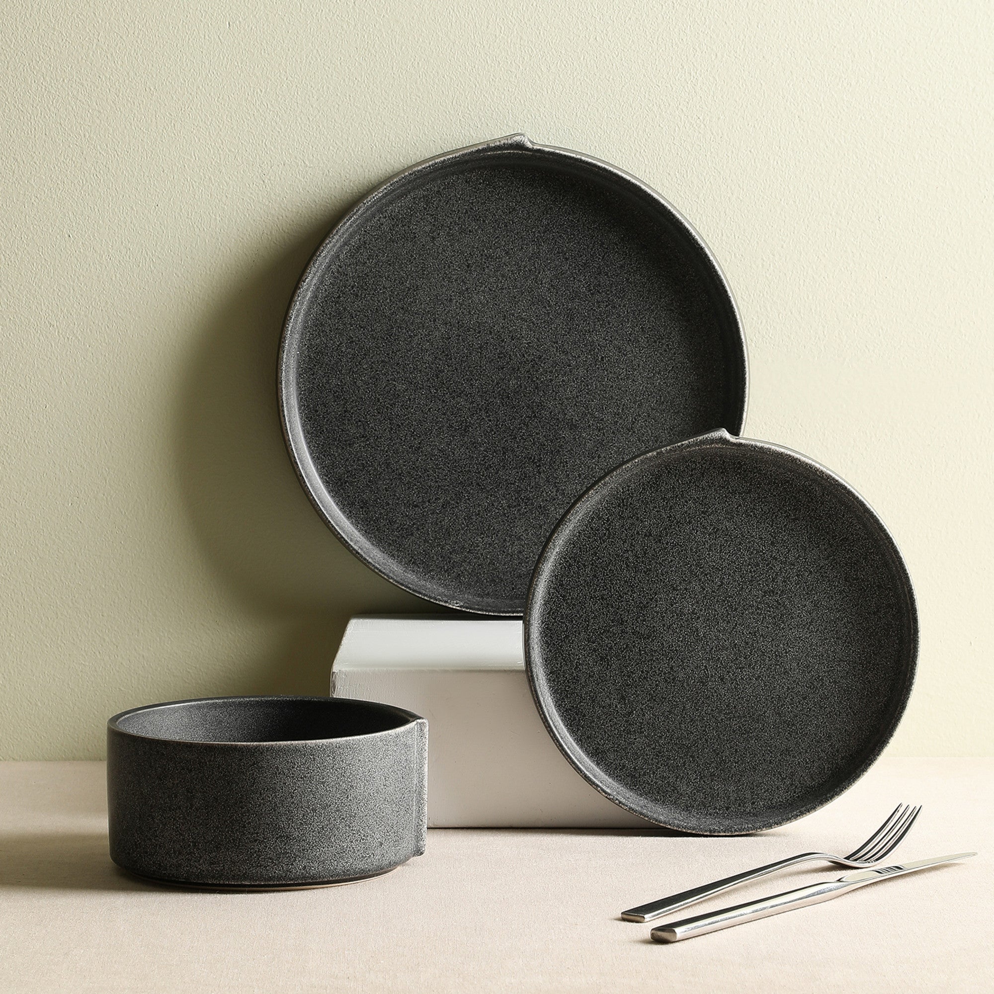 Premium Bao Stoneware Dinnerware Set - 16-Piece Charcoal Gray Ceramic Plates & Bowls - Durable & Stylish for Everyday Dining, Entertaining & Restaurant Use