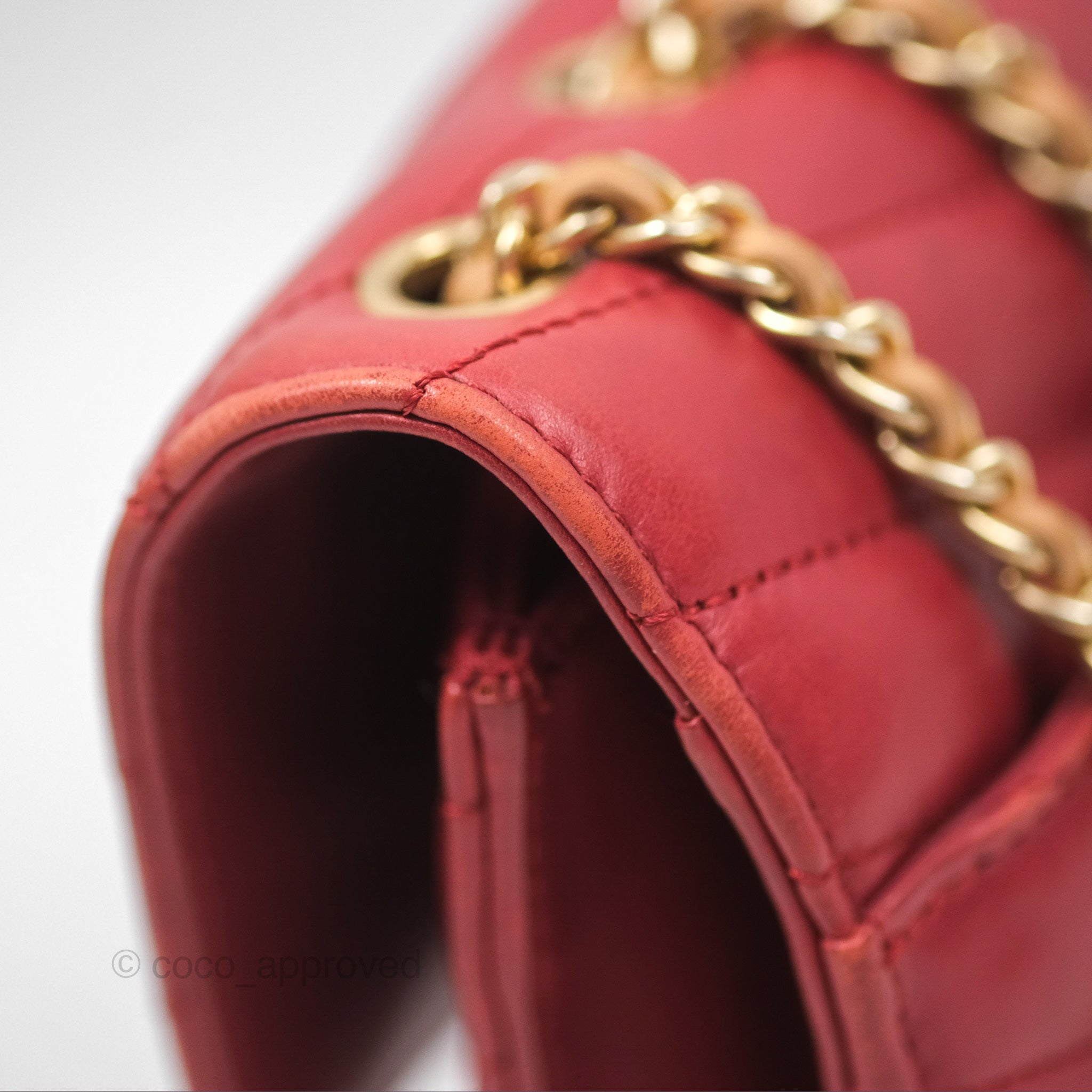 Chanel Chevron Shoulder Bag in Red Calfskin Leather with Aged Gold Hardware - Luxury Crossbody Purse for Women, Perfect for Parties, Date Nights & Special Occasions