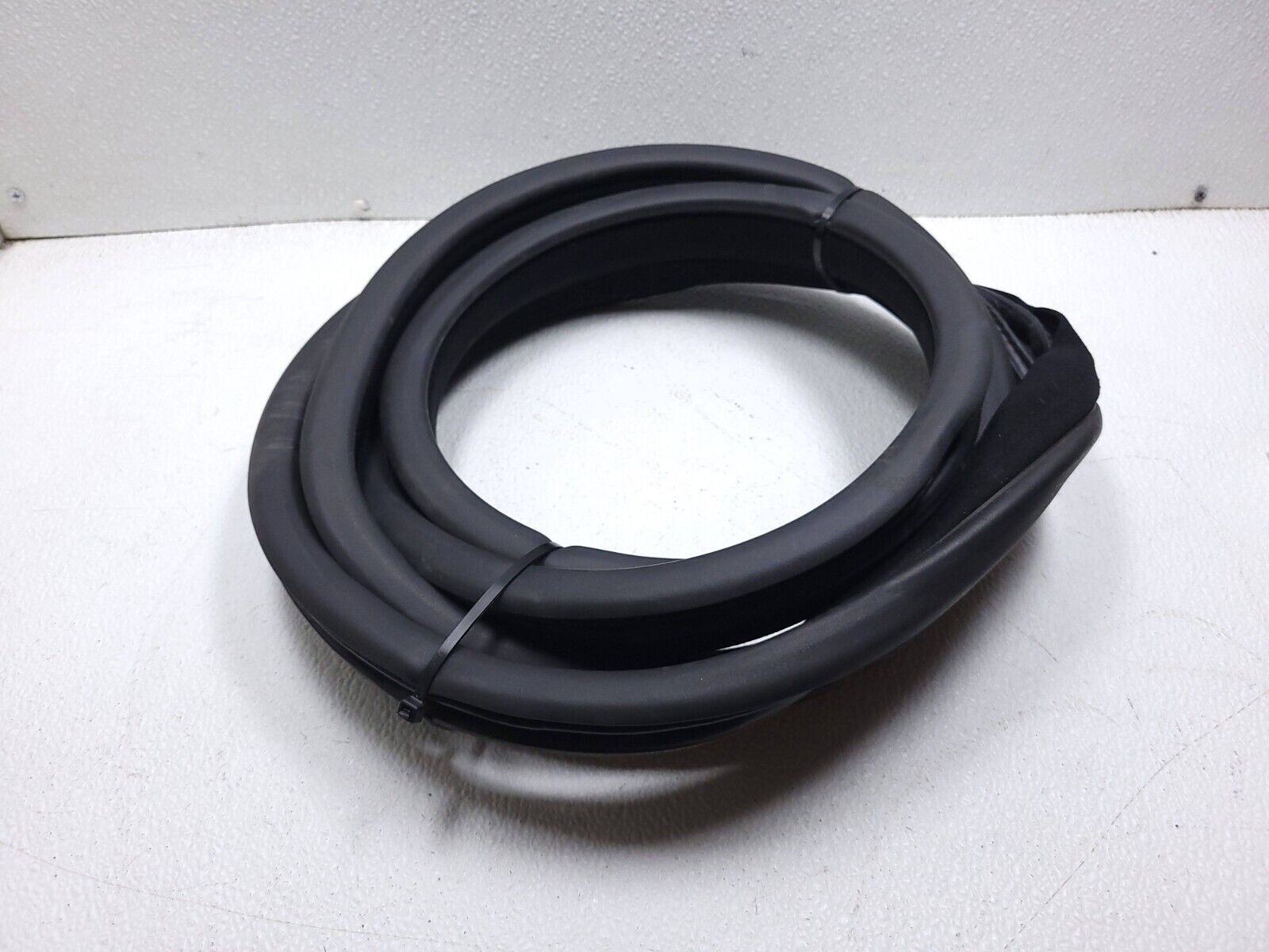 06-11 Mercedes ML500 Left Rear Driver Side Door Weatherstrip Seal - OEM Replacement Part for Improved Weather Protection & Noise Reduction - Perfect for Rainy Days & Long Road Trips