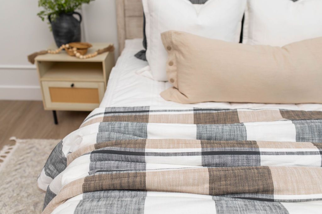 Luxury Soft Fleece Blanket - Cozy & Warm Throw for Bed, Couch, and Travel - Premium Quality Erin Luxe Blanket for Home Decor, Gifts, and Relaxation