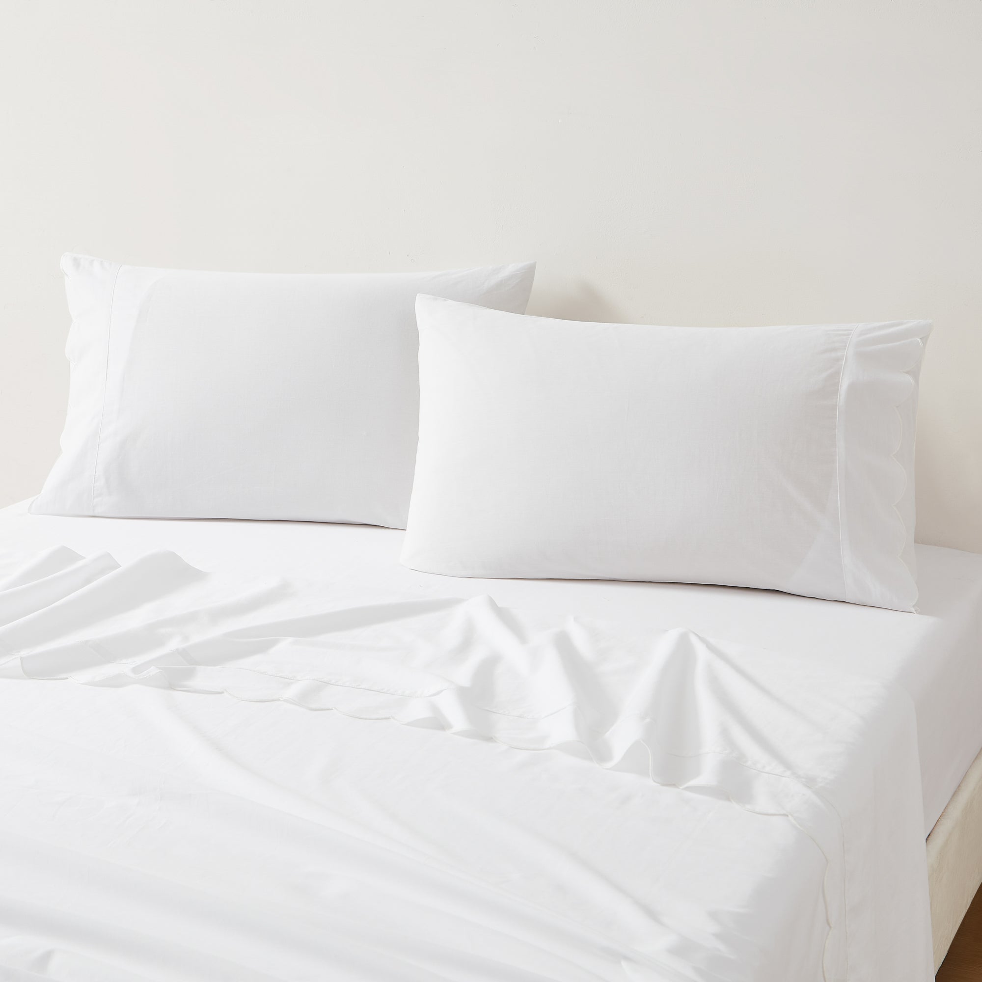Coastal Chic Scalloped Edge Cotton Sheet Set - Soft & Breathable 4-Piece Bedding for Beach House, Guest Room & Master Bedroom
