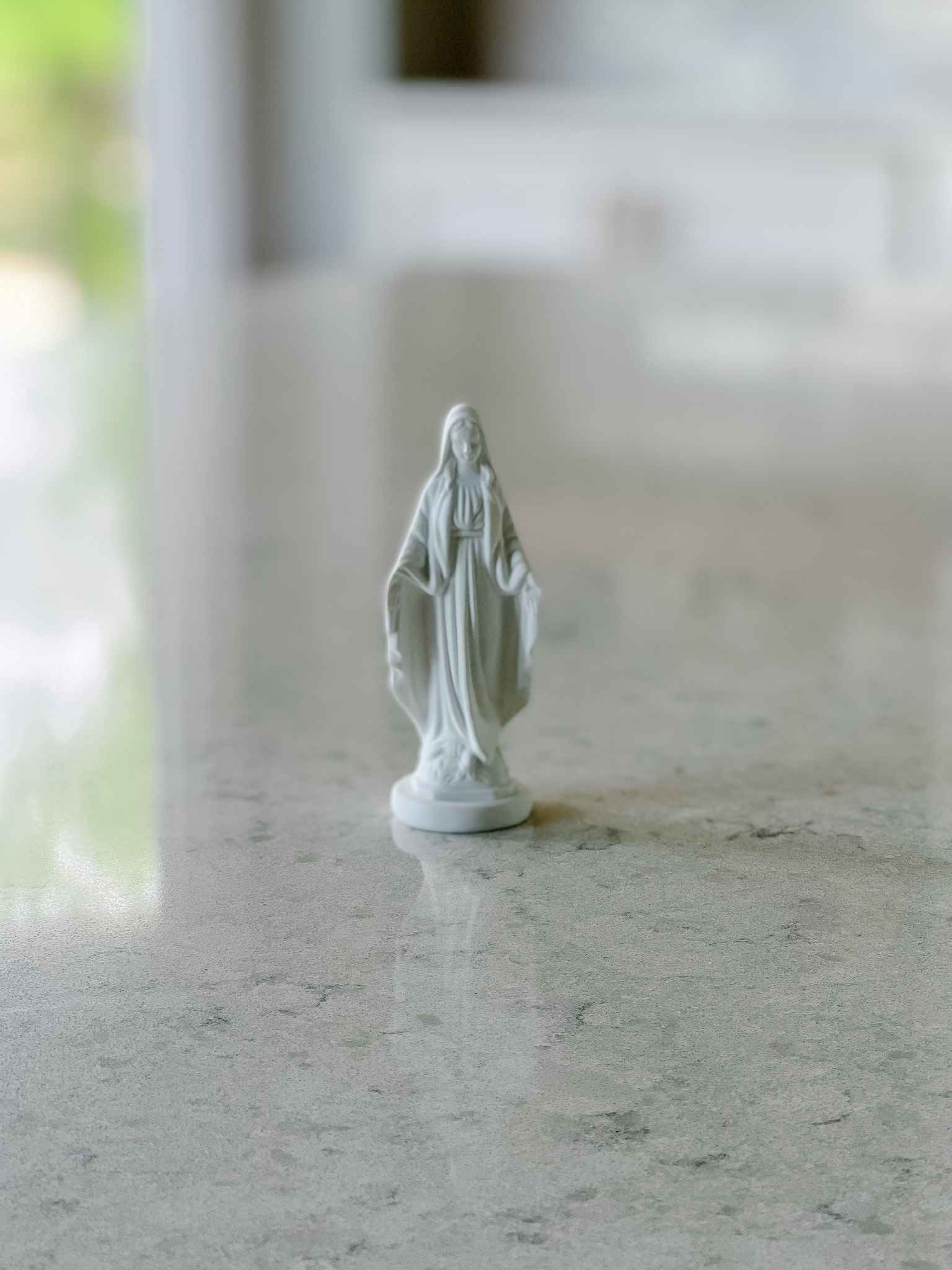 Petite Mary Statue - Elegant Religious Home Decor for Prayer & Meditation | Perfect for Catholic Gifts, Church Altars & Spiritual Spaces