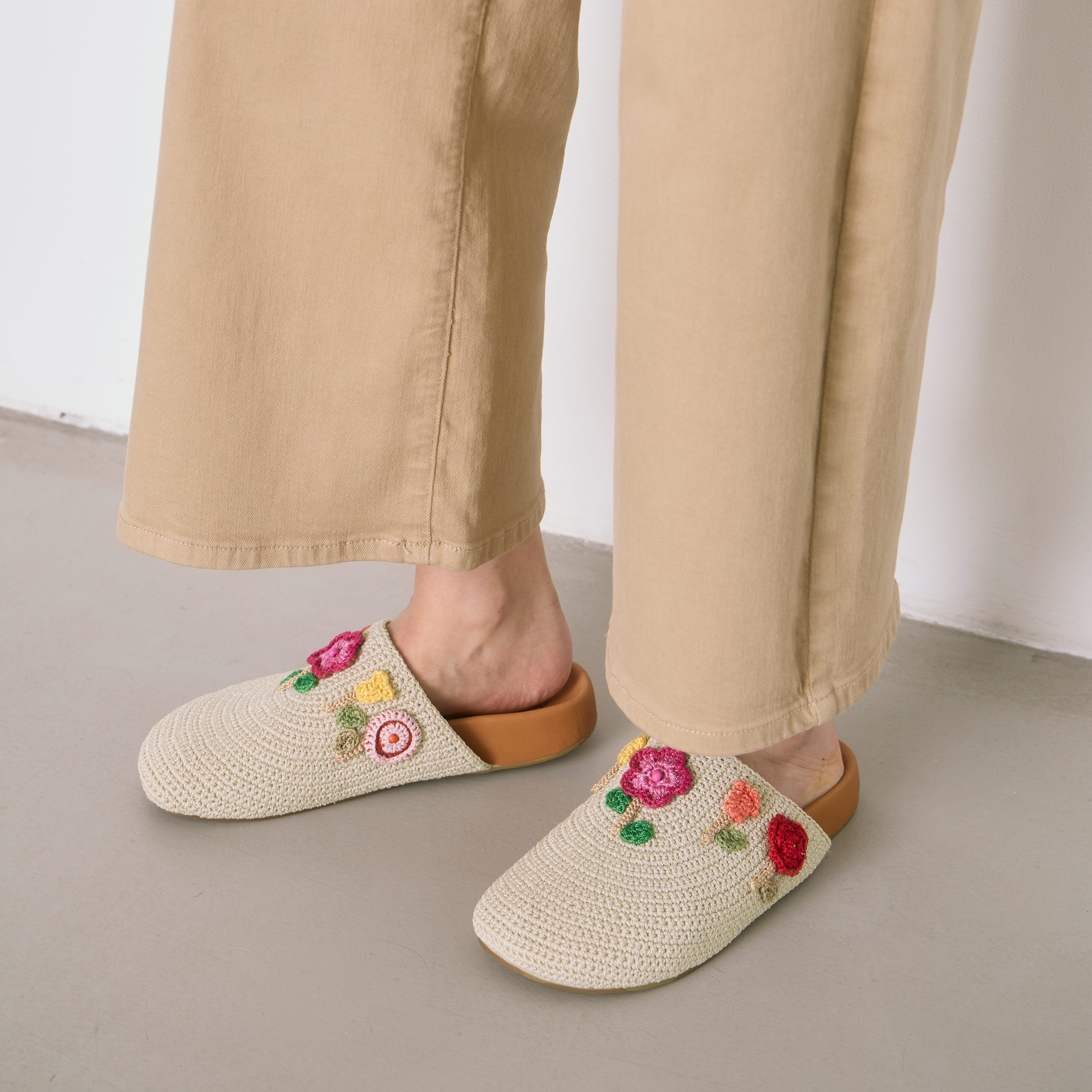 Handmade Crochet Bolinas Clogs with Floral Design in Ecru - Perfect for Beach, Garden & Boho Fashion
