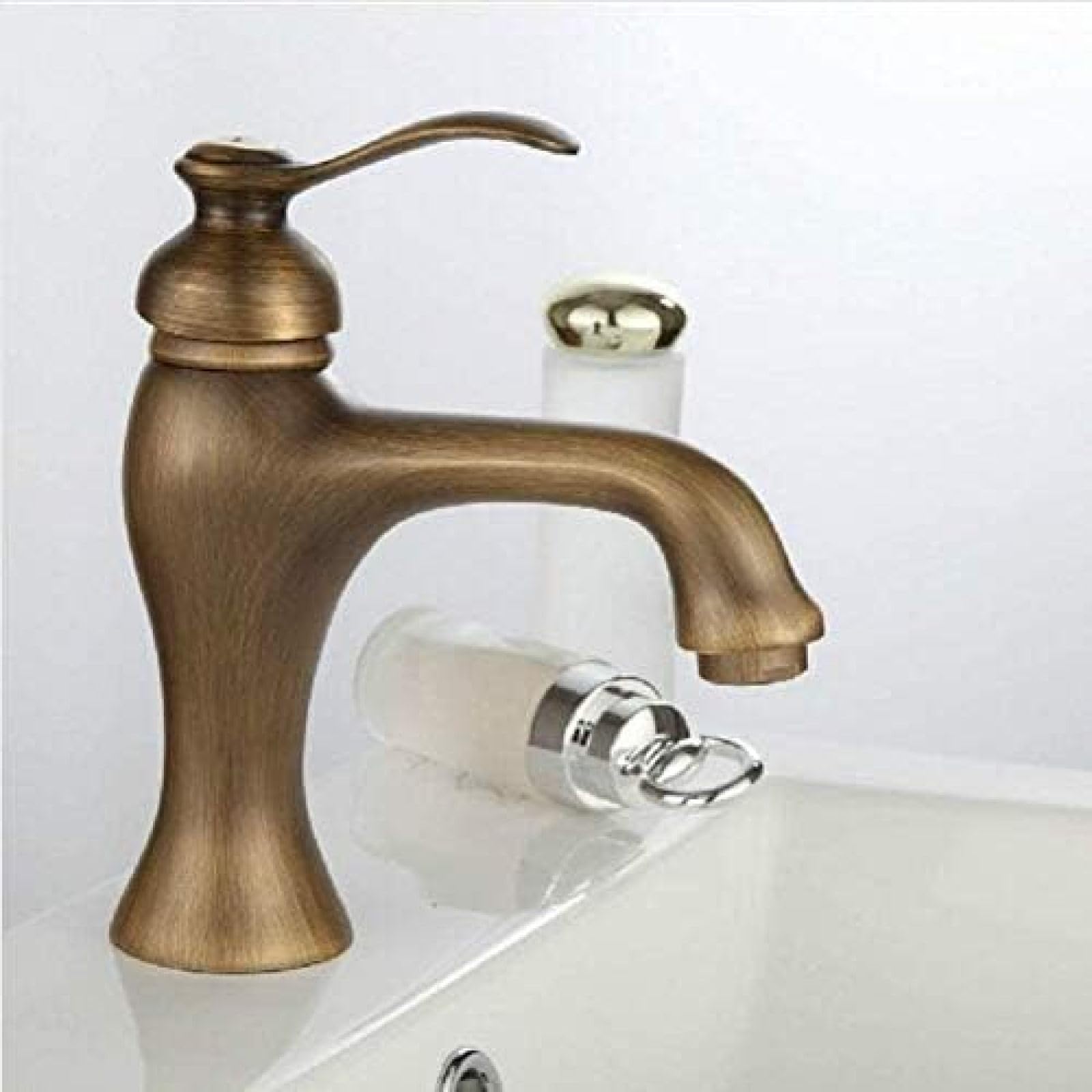CRJUS Antique Brass Single Handle Kitchen Faucet - Vintage Style Sink Mixer Tap for Modern & Farmhouse Kitchens (Perfect for Washing Dishes, Filling Pots & Daily Kitchen Tasks)