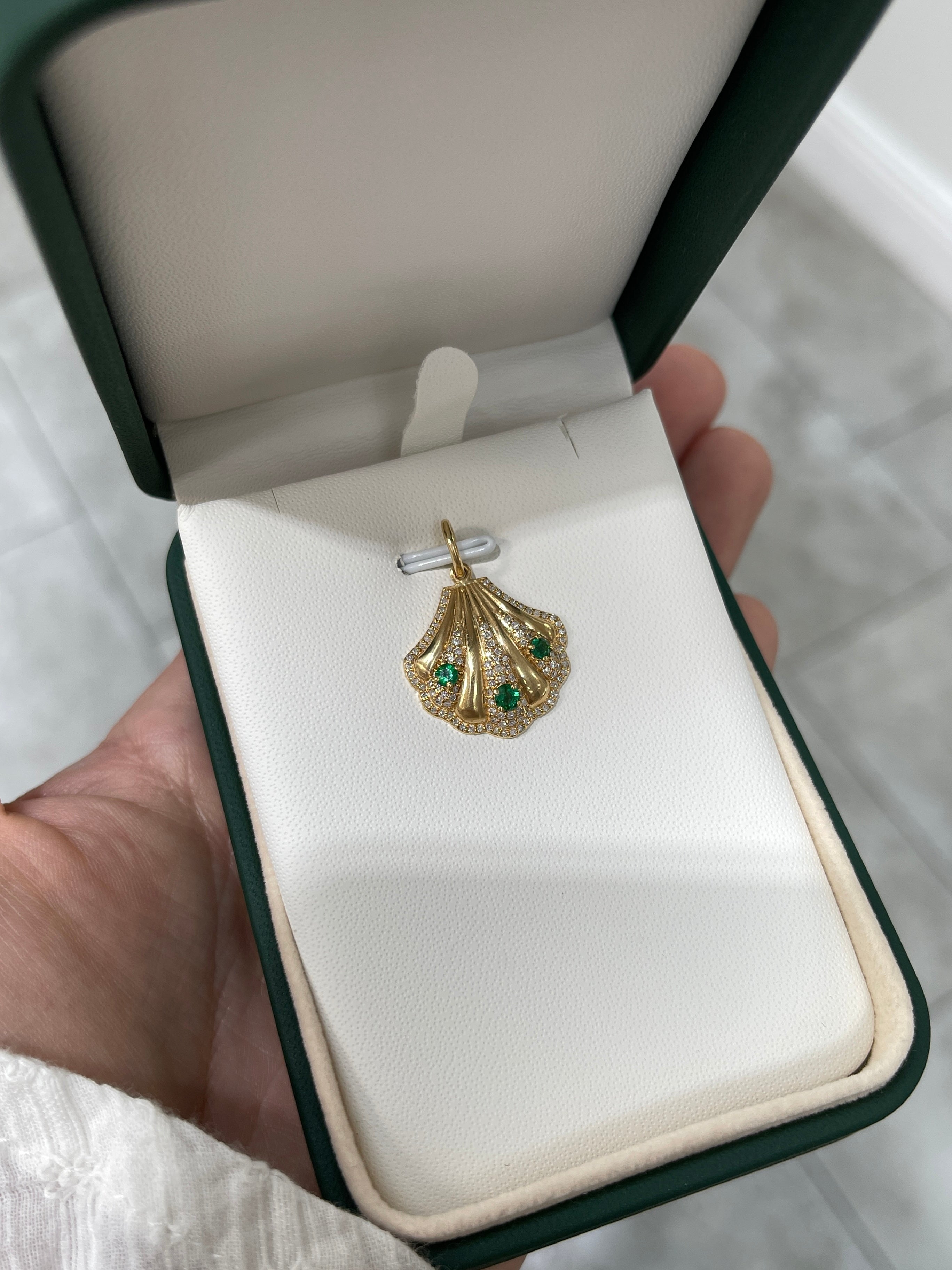 0.63tcw 14K Gold Diamond & Emerald Seashell Pendant Necklace - Elegant Beach Jewelry for Women, Perfect for Summer Vacations & Ocean-Themed Gifts