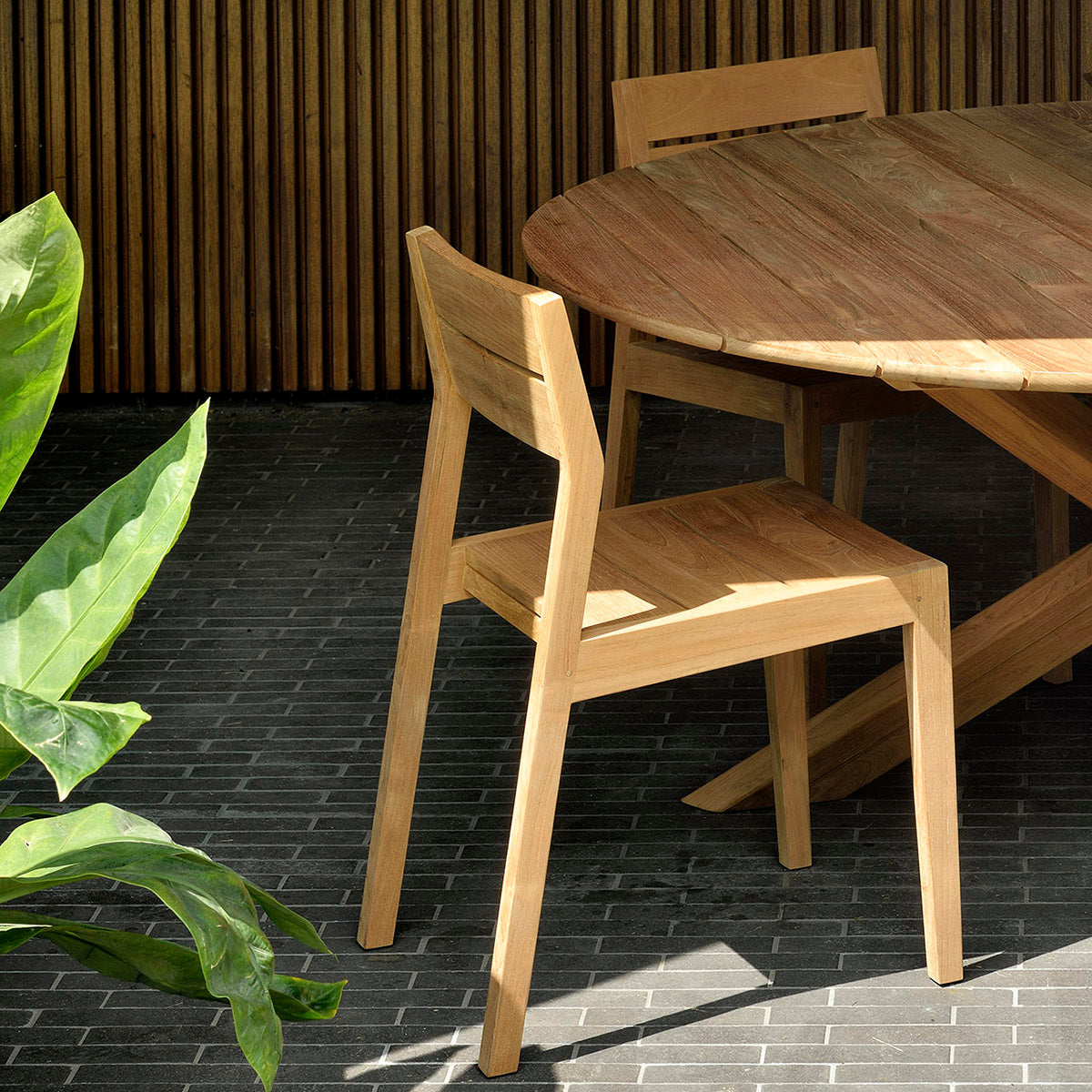 Premium Teak Outdoor Round Dining Table - 64 Inch (163cm) Weather-Resistant Patio Furniture for Garden, Poolside & Backyard Entertaining