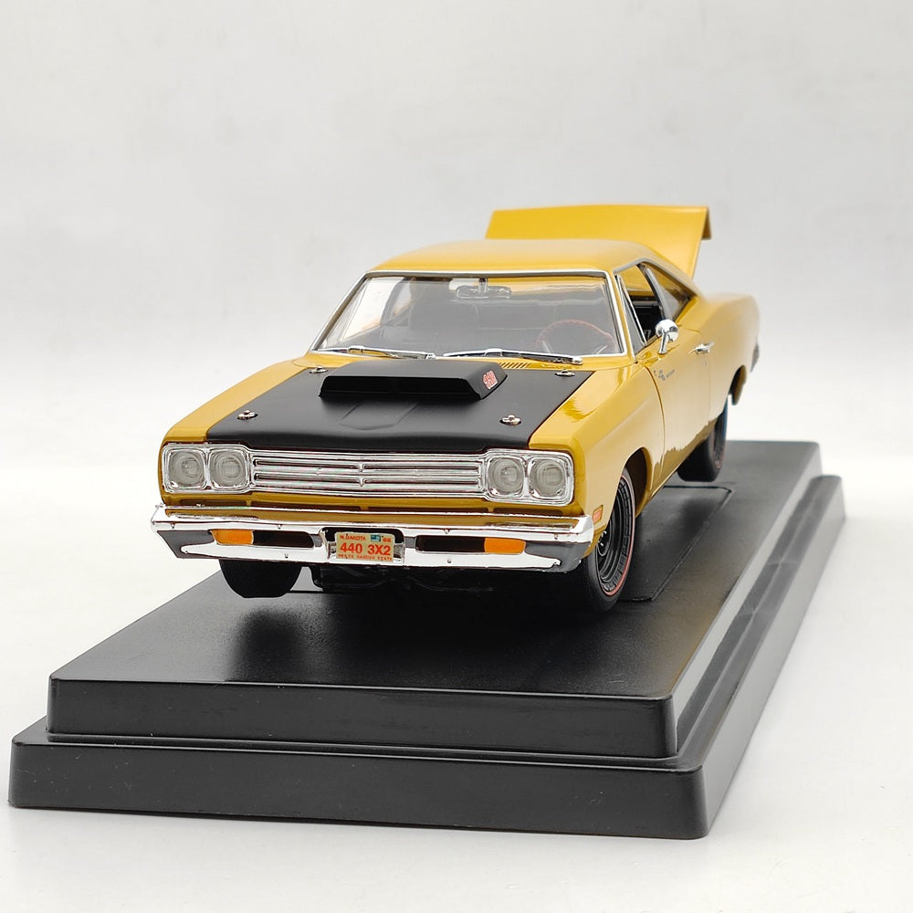 1:18 Scale 1969 1/2 Plymouth Roadrunner 440 6BBL Supercar Diecast Model Toy - Collectible Car Gift for Adults & Kids (Perfect for Display, Racing Enthusiasts & Vintage Car Collections)