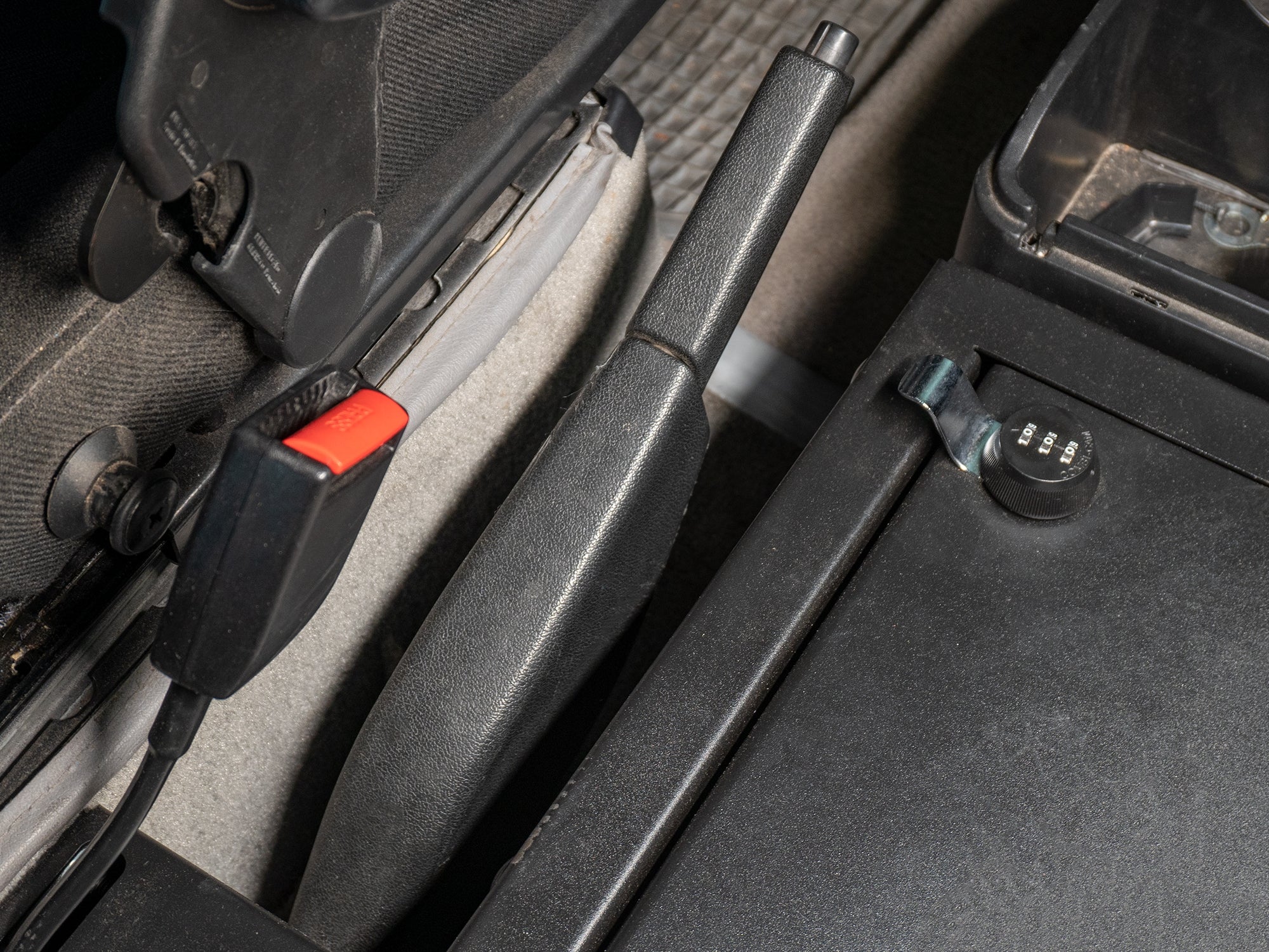 Universal Emergency Brake Lever Cover - Durable Anti-Slip Protection for Cars, Trucks & SUVs - Perfect for Winter Driving and Off-Road Adventures