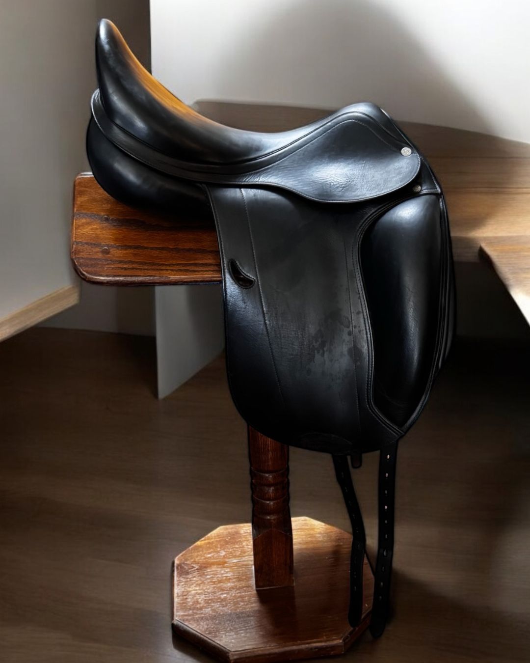 Equipe Emporio Special Dressage Consignment Saddle - Size 17.5