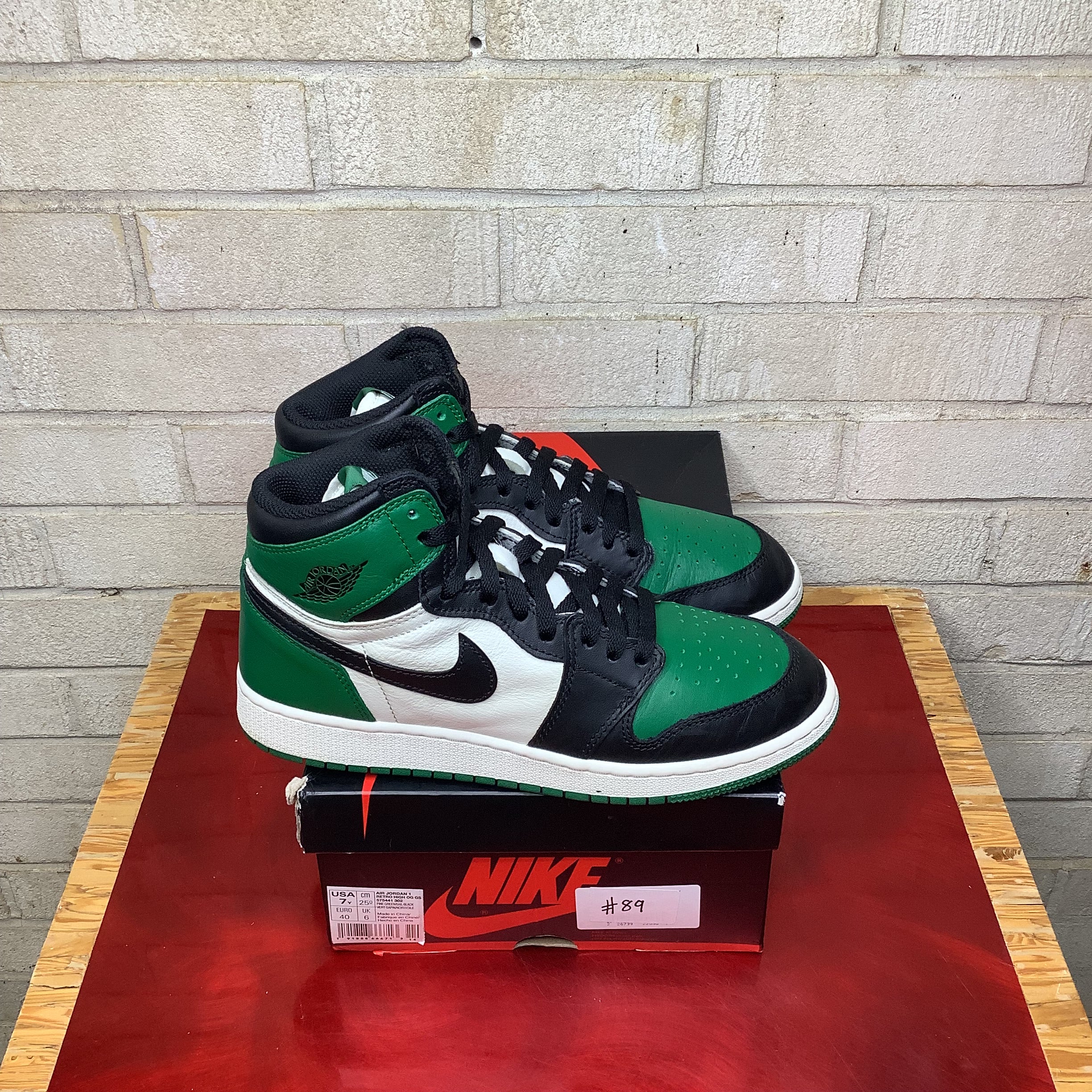 Original Air Jordan 1 Retro High OG 'Pine Green' Men's Basketball Shoes Size 7 (575441-302) - Perfect for Sneaker Collectors & Streetwear Fashion