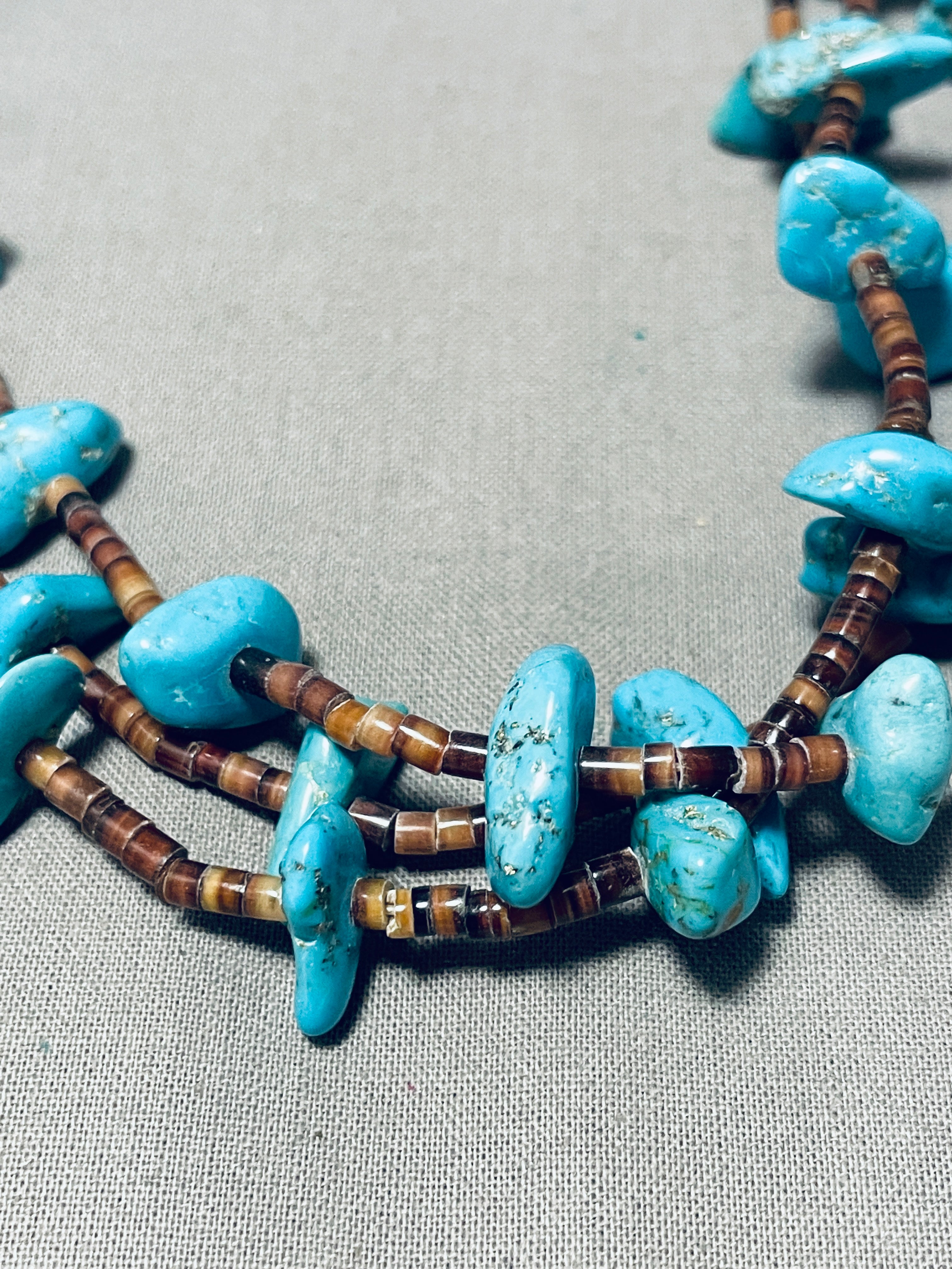 Vintage Native American Navajo Kingman Turquoise Heishi Sterling Silver Necklace – Handmade Jewelry for Women, Southwest Style Beaded Necklace – Perfect for Boho Fashion, Gift Giving & Special Occasions