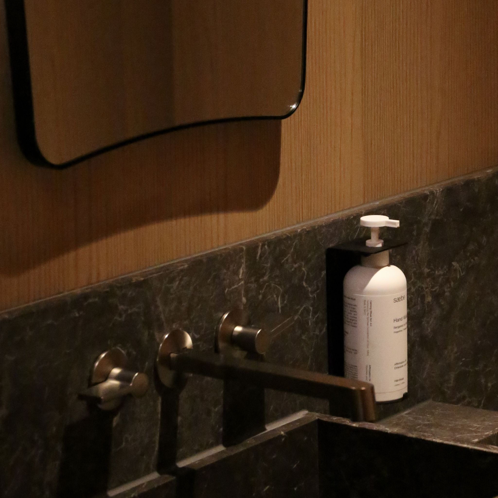 DESIGNSTUFF Lockable Soap Dispenser Holder - 500ml Single Wall Mount - Black | Bathroom & Kitchen Organizer for Liquid Soap & Hand Sanitizer