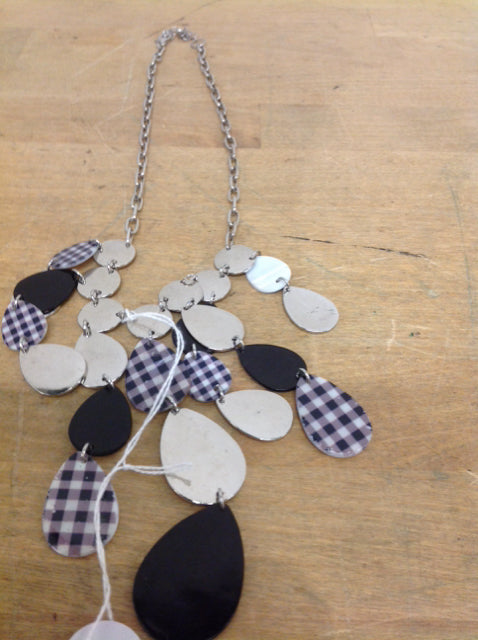 Elegant Silver & Black Petal Necklace for Women - Dainty Floral Pendant Jewelry Gift for Her - Perfect for Date Night, Wedding & Special Occasions