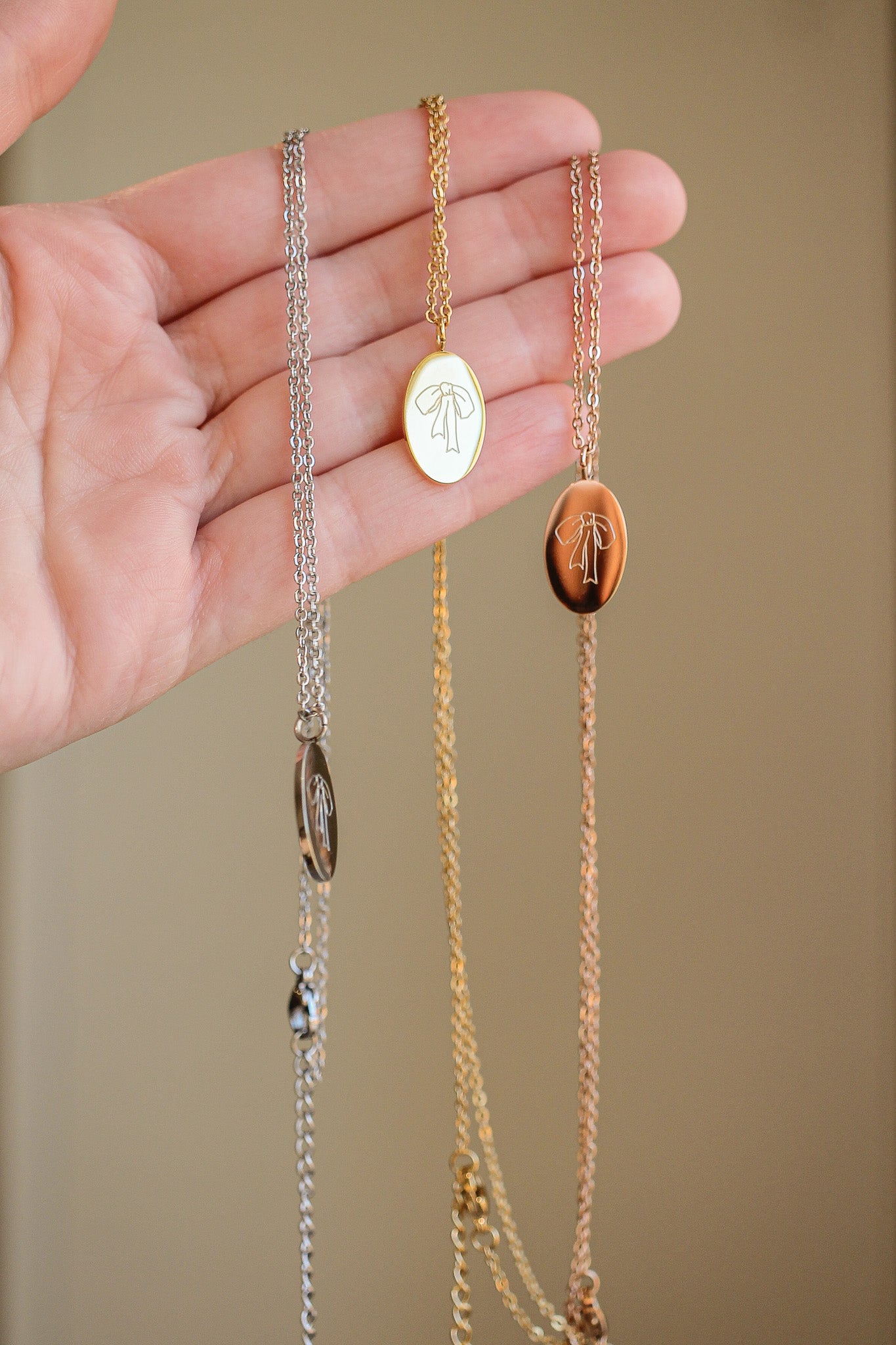 Elegant Gold Bow Pendant Necklace for Women - Perfect Gift for Valentine's Day, Anniversary & Special Occasions