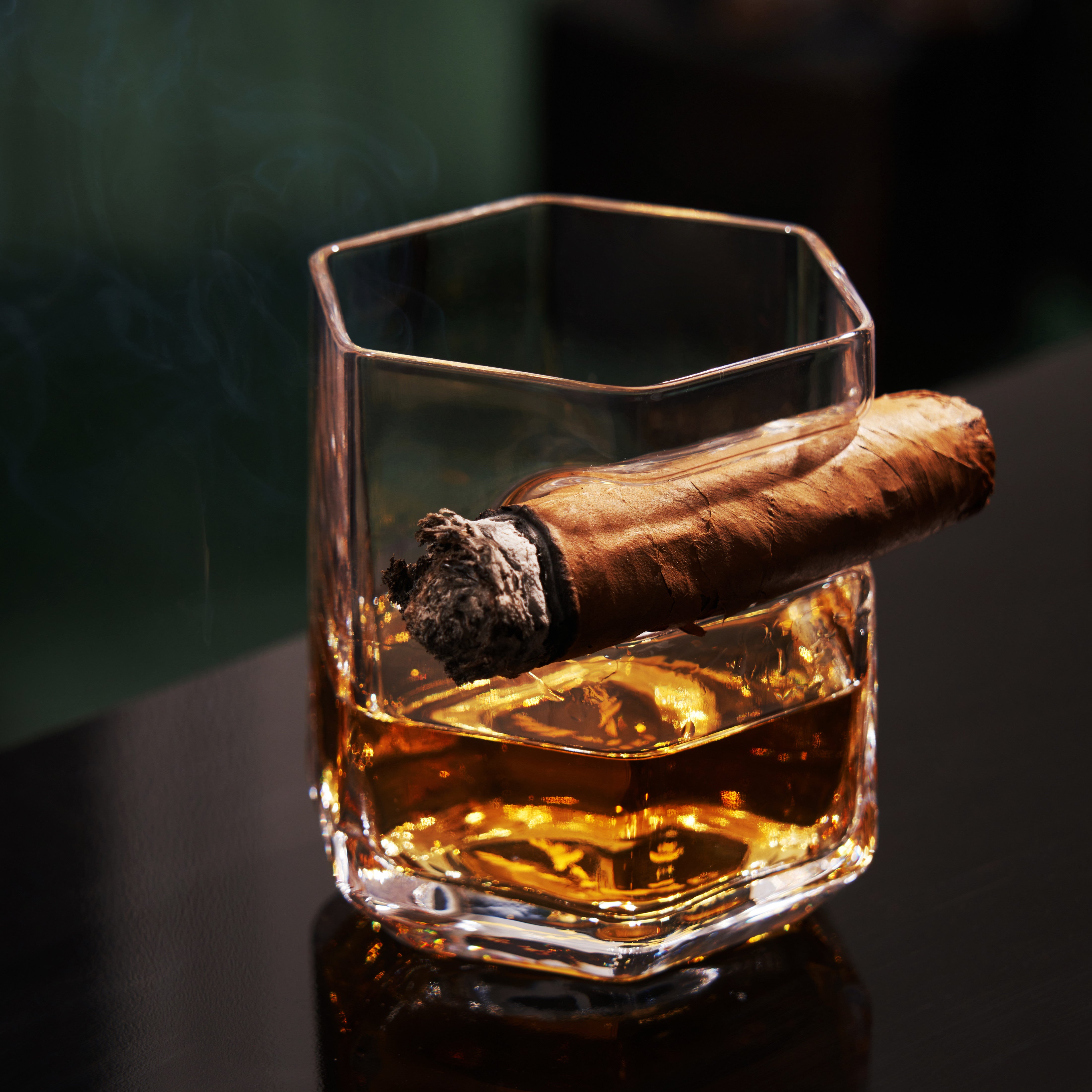 Premium Crystal Cigar Glass - Elegant Whiskey & Bourbon Tumbler for Smoking Enthusiasts | Perfect for Home Bars, Gifts & Special Occasions