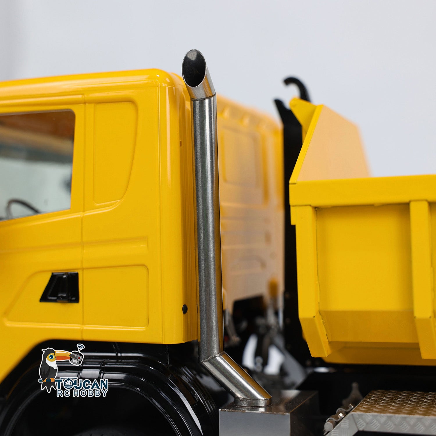 1/14 Scale 8x8 RC Hydraulic Dump Truck with 3-Speed Transmission, Differential Lock Axles & Powerful Motor - Remote Control Construction Vehicle for Off-Road Play, Sandbox Toys, and Construction Site Simulation