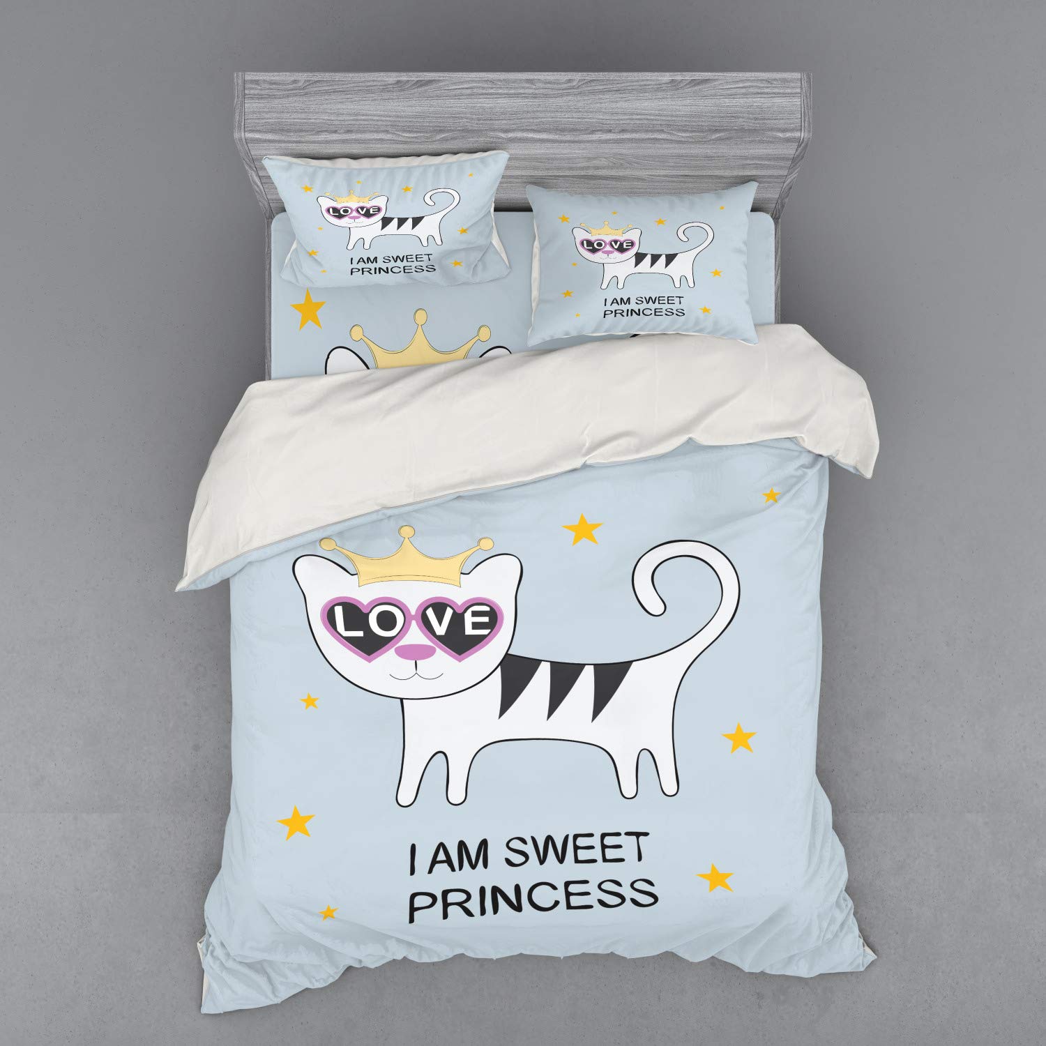 Ambesonne Cartoon Cat Duvet Cover Set - 4 Piece Queen Size Bedding with Heart-Shaped Glasses Design, Shams & Fitted Sheet - Cute Royal Animal Character Print for Kids & Teens Bedroom Decor