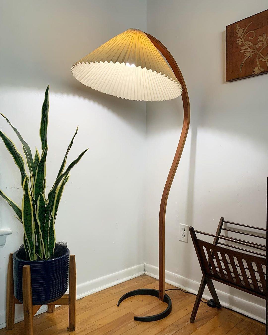Caprani Modern Floor Lamp with Adjustable Height - Stylish LED Standing Light for Living Room, Bedroom & Office - Warm White & Cool White Light Modes