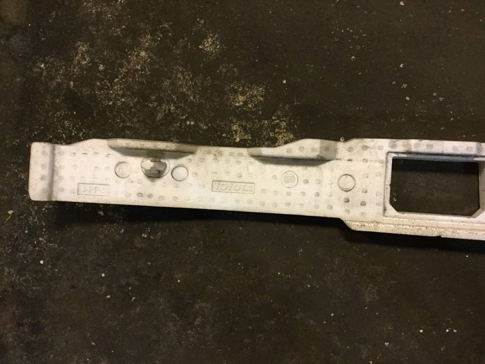 2004-2009 Toyota Prius Rear Bumper Reinforcement Foam OEM 52615-47020 - Crash Protection & Impact Absorption for Enhanced Safety