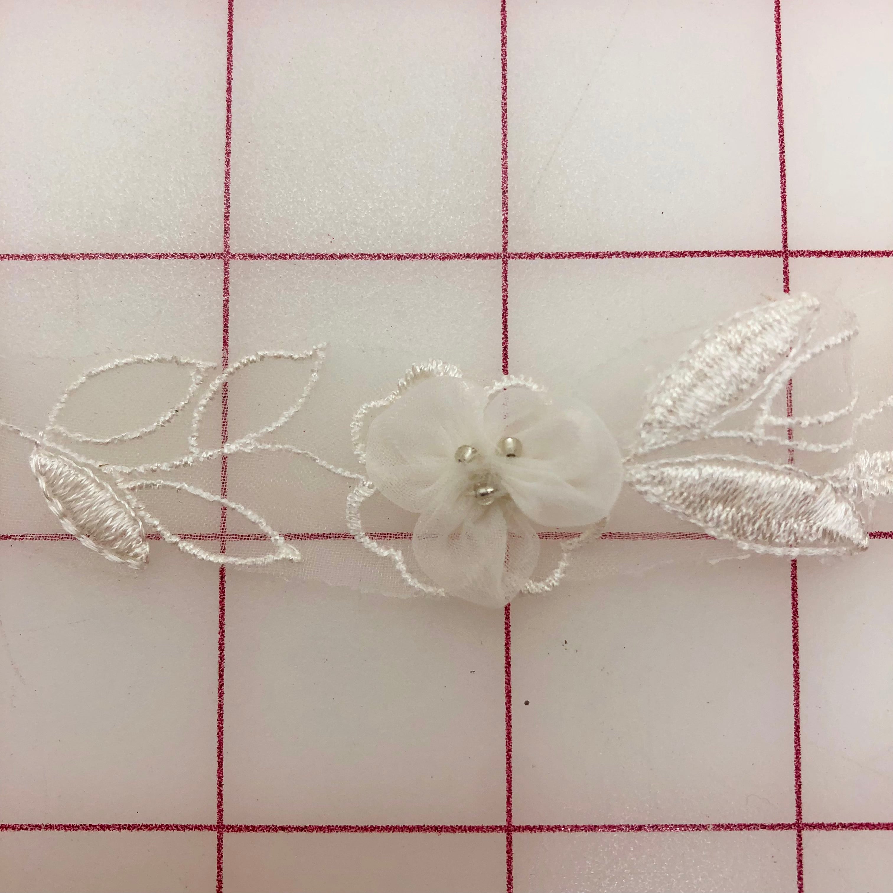 1 Inch Metallic Flower Trim in Ivory and Silver - Elegant Decorative Lace for Wedding Dresses, Home Decor & DIY Crafts