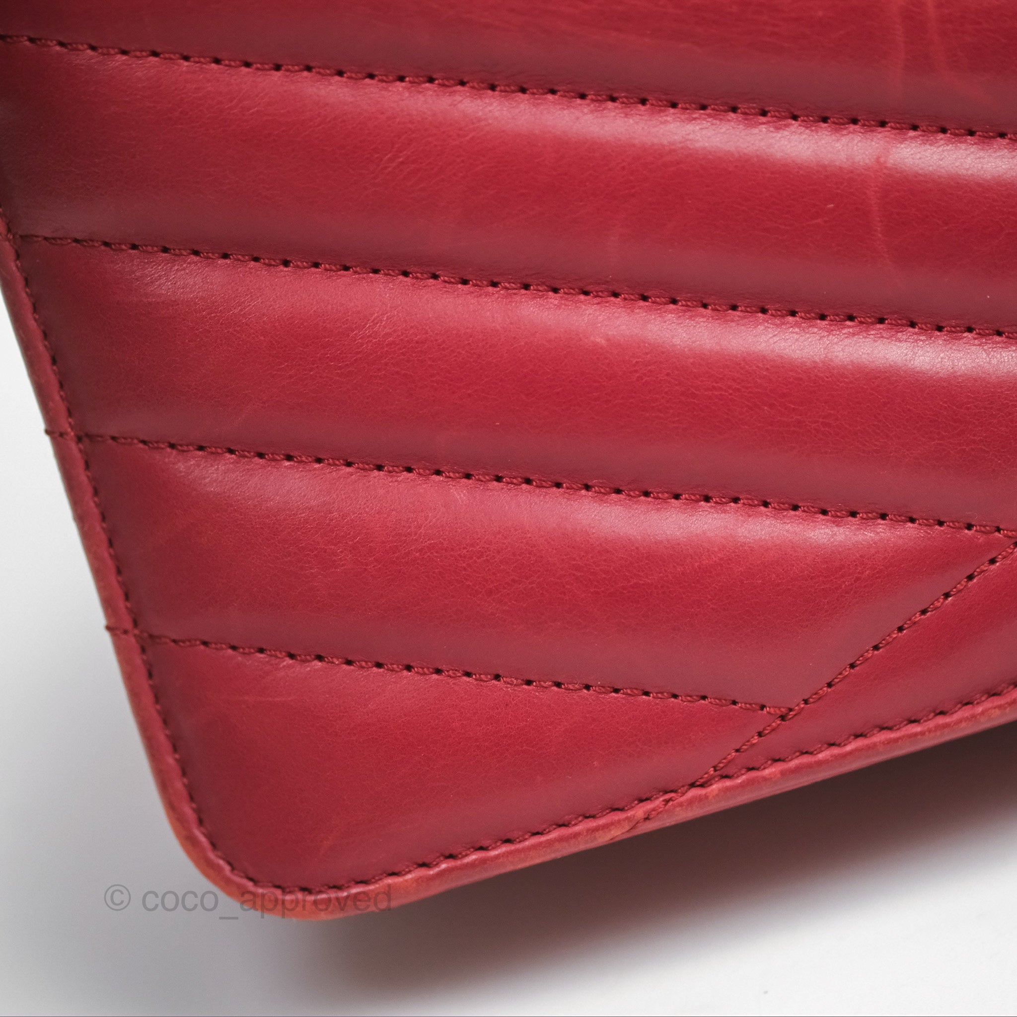 Chanel Chevron Shoulder Bag in Red Calfskin Leather with Aged Gold Hardware - Luxury Crossbody Purse for Women, Perfect for Parties, Date Nights & Special Occasions