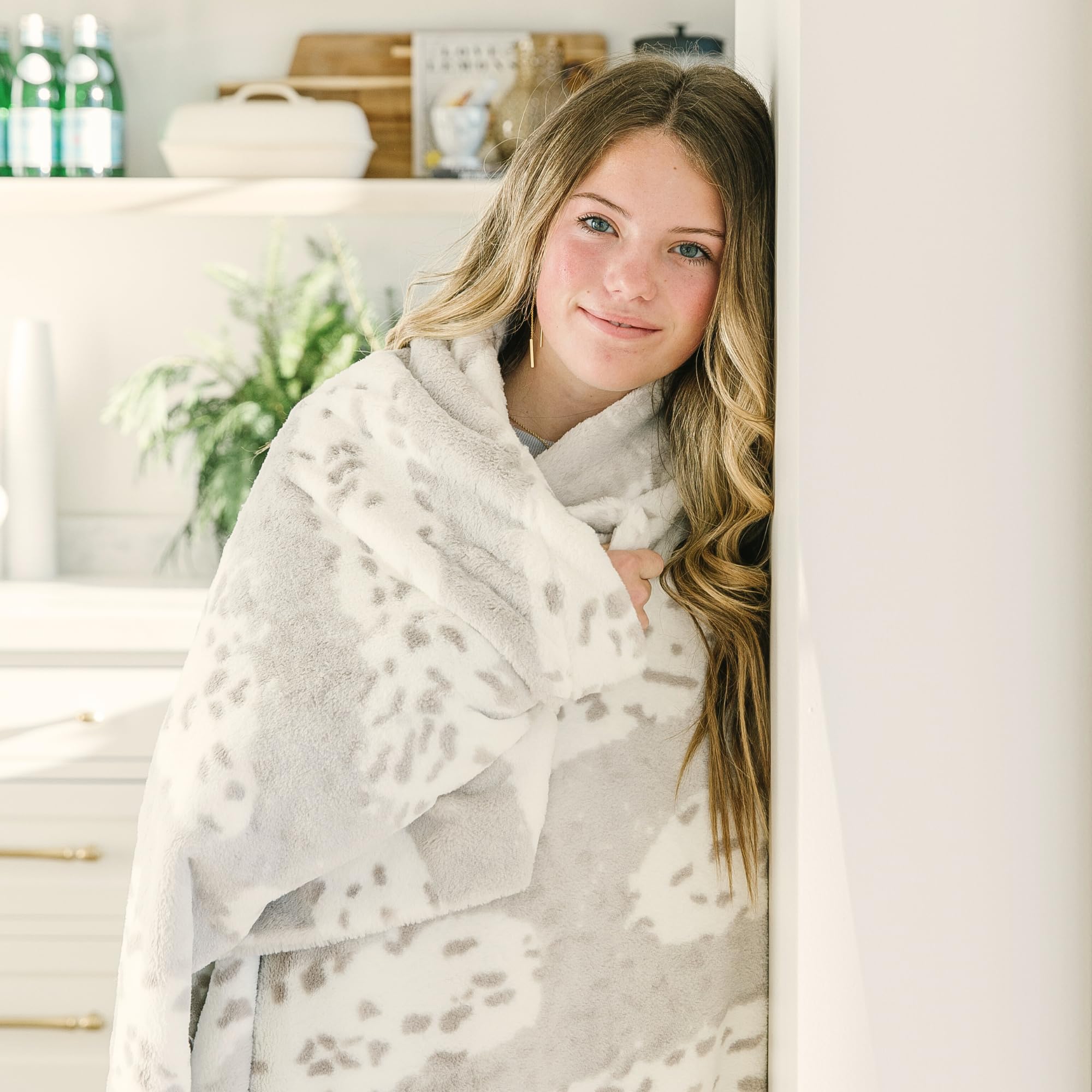 Ultra Soft Arctic Lynx Faux Fur Minky Blanket - Fluffy Luxury Throw for Couch, Bed & Home Decor - Posh Collection Medium Size - Perfect for Cozy Nights, Movie Time & Winter Warmth