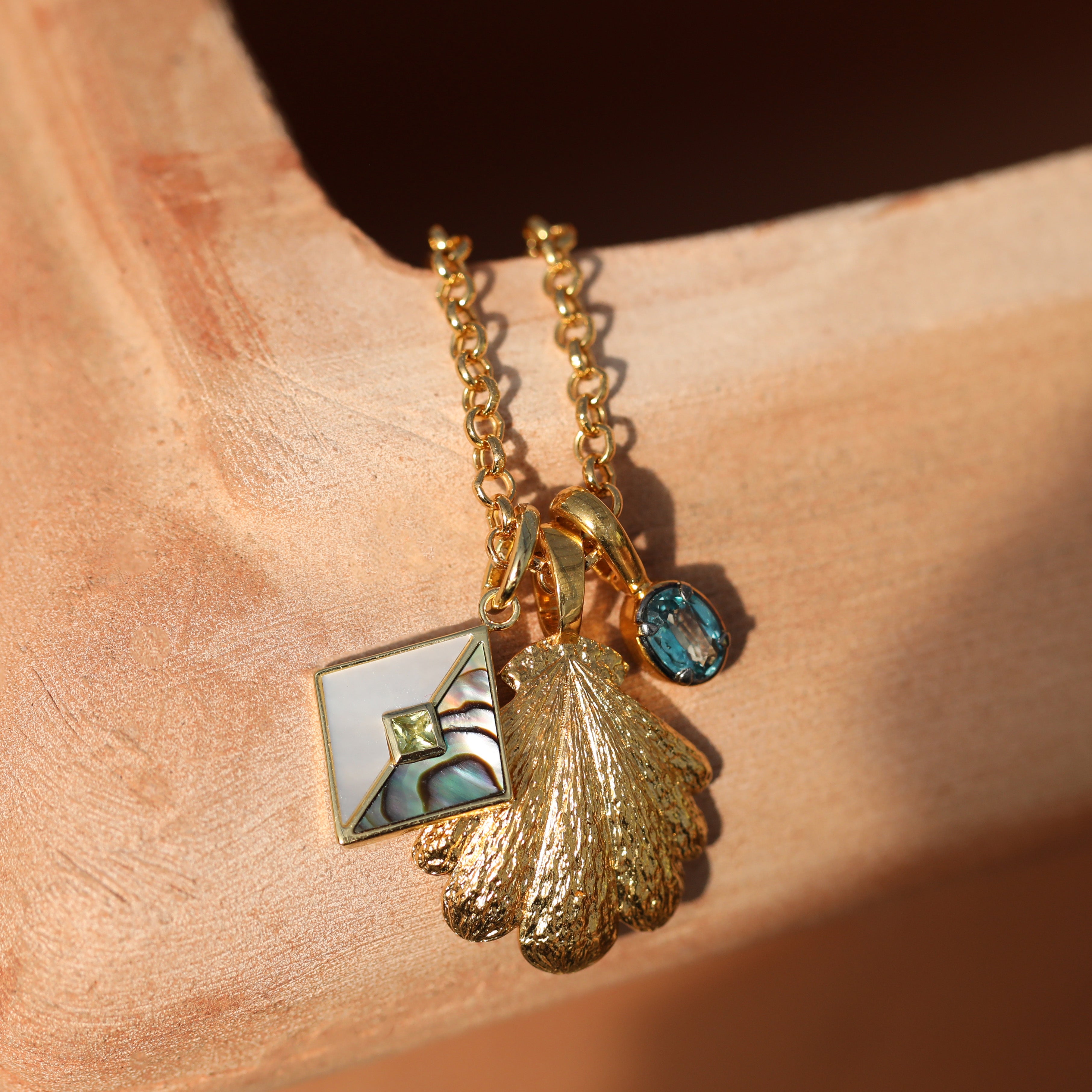 Luxury Shell Pendant Necklace for Women - Elegant Beach Jewelry Gift for Her - Perfect for Summer Vacations, Beach Weddings & Boho Fashion