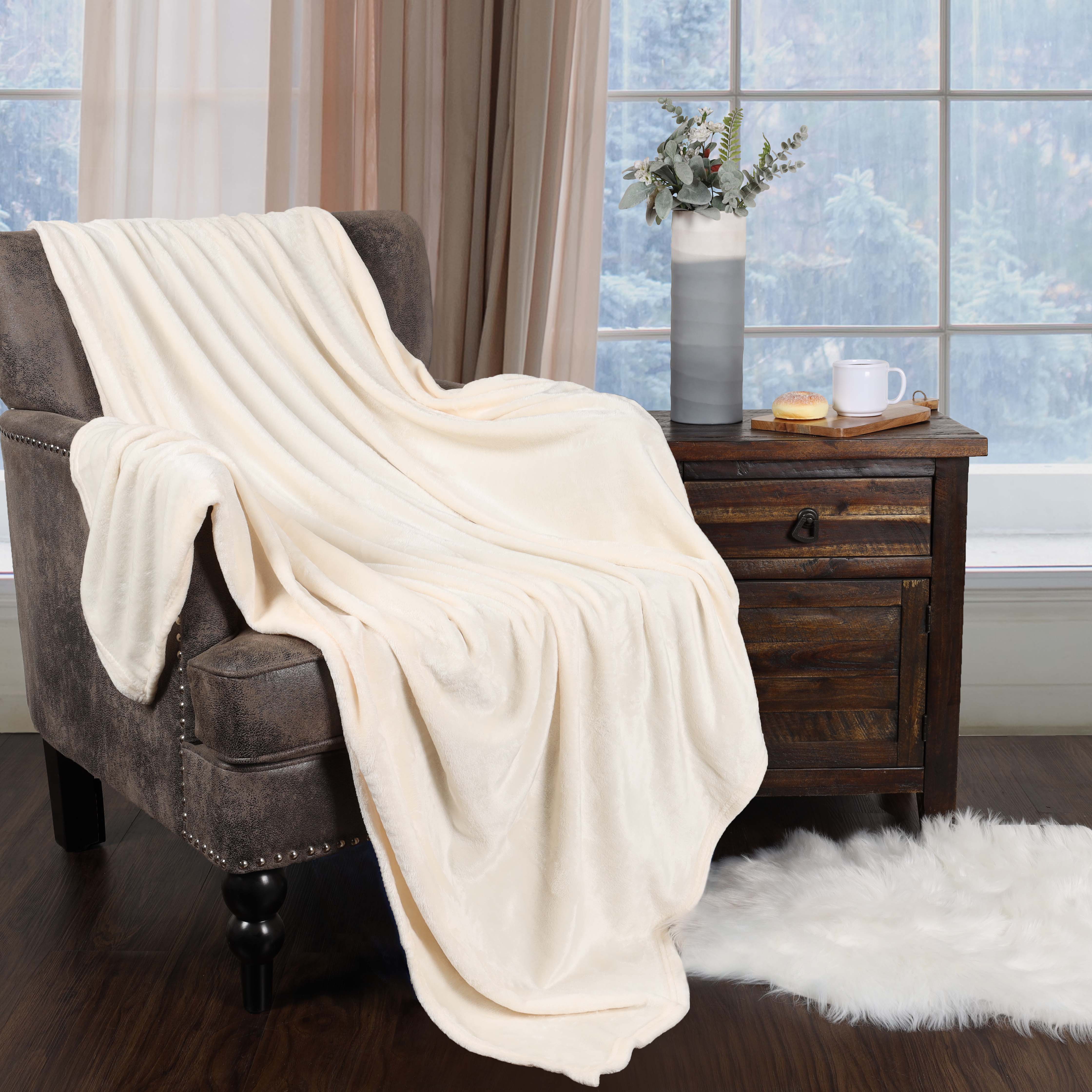 Soft Fleece Plush Blanket - Medium Weight Fluffy Cozy Throw for Couch, Bed & Home Decor - Perfect for Winter, Gifts & Relaxation